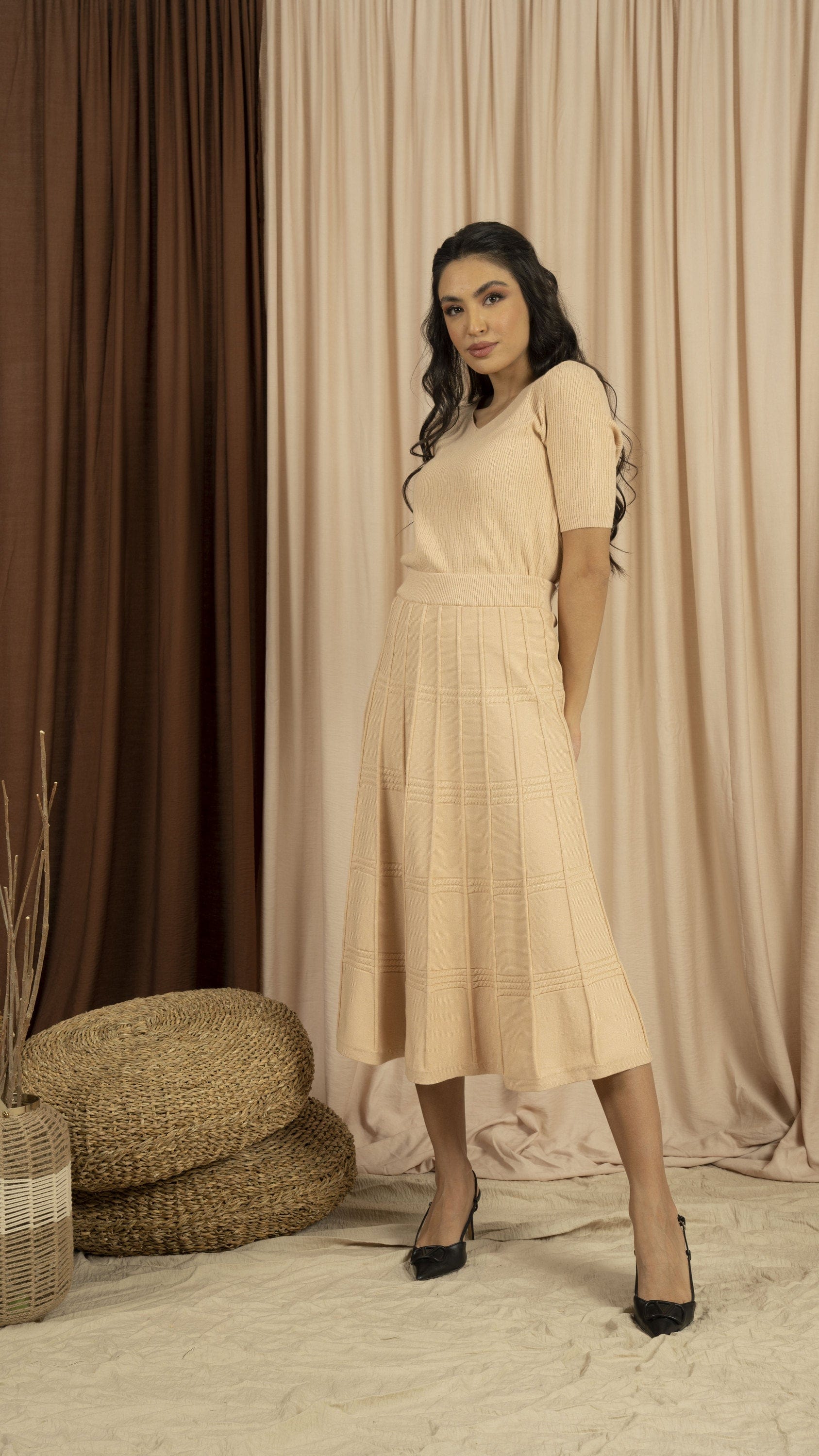 ميكا بلوزة نسائية سادة بفتحة صدرV