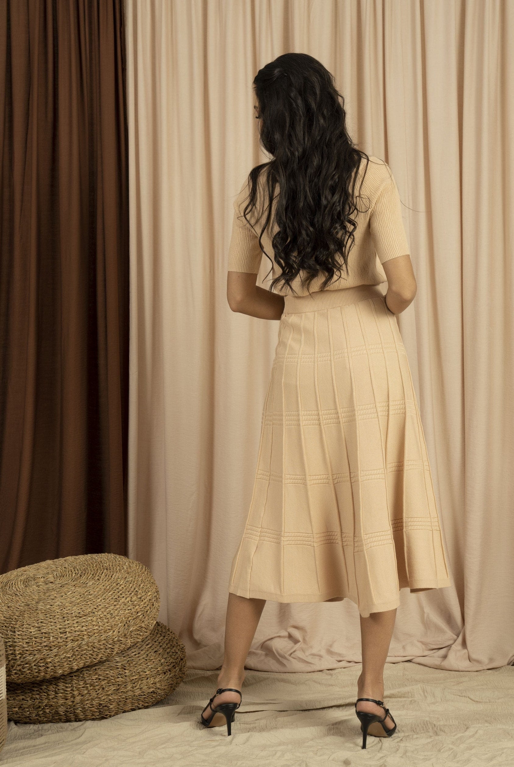 ميكا بلوزة نسائية سادة بفتحة صدرV