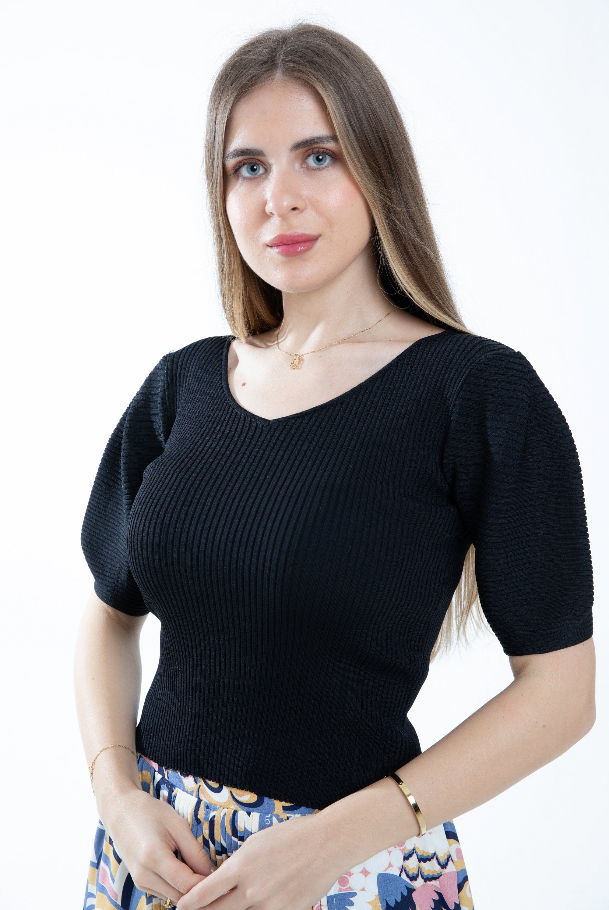 ميكا بلوزة بأكمام قصيرة منفوخة مضلعة بفتحة صدر سبعة