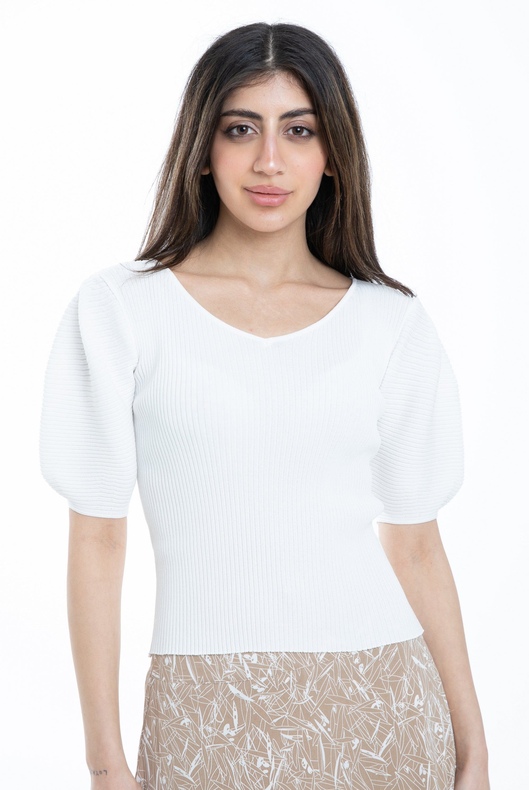 ميكا بلوزة بأكمام قصيرة منفوخة مضلعة بفتحة صدر سبعة