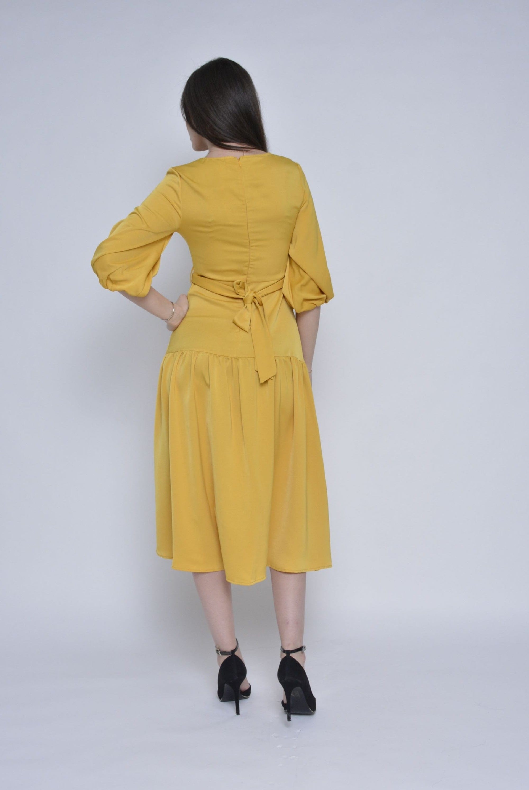 ميكا فستان ميدي مفتوح من الأمام بحزام خصر