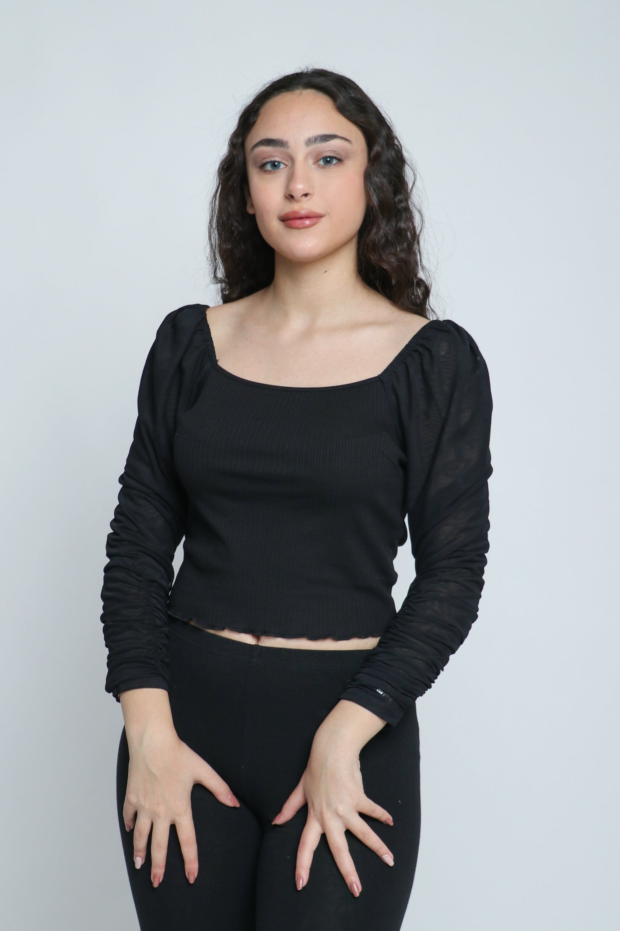 ميكا بلوزة بأكمام طويلة بياقة مربعة خصر مرتفع أسود