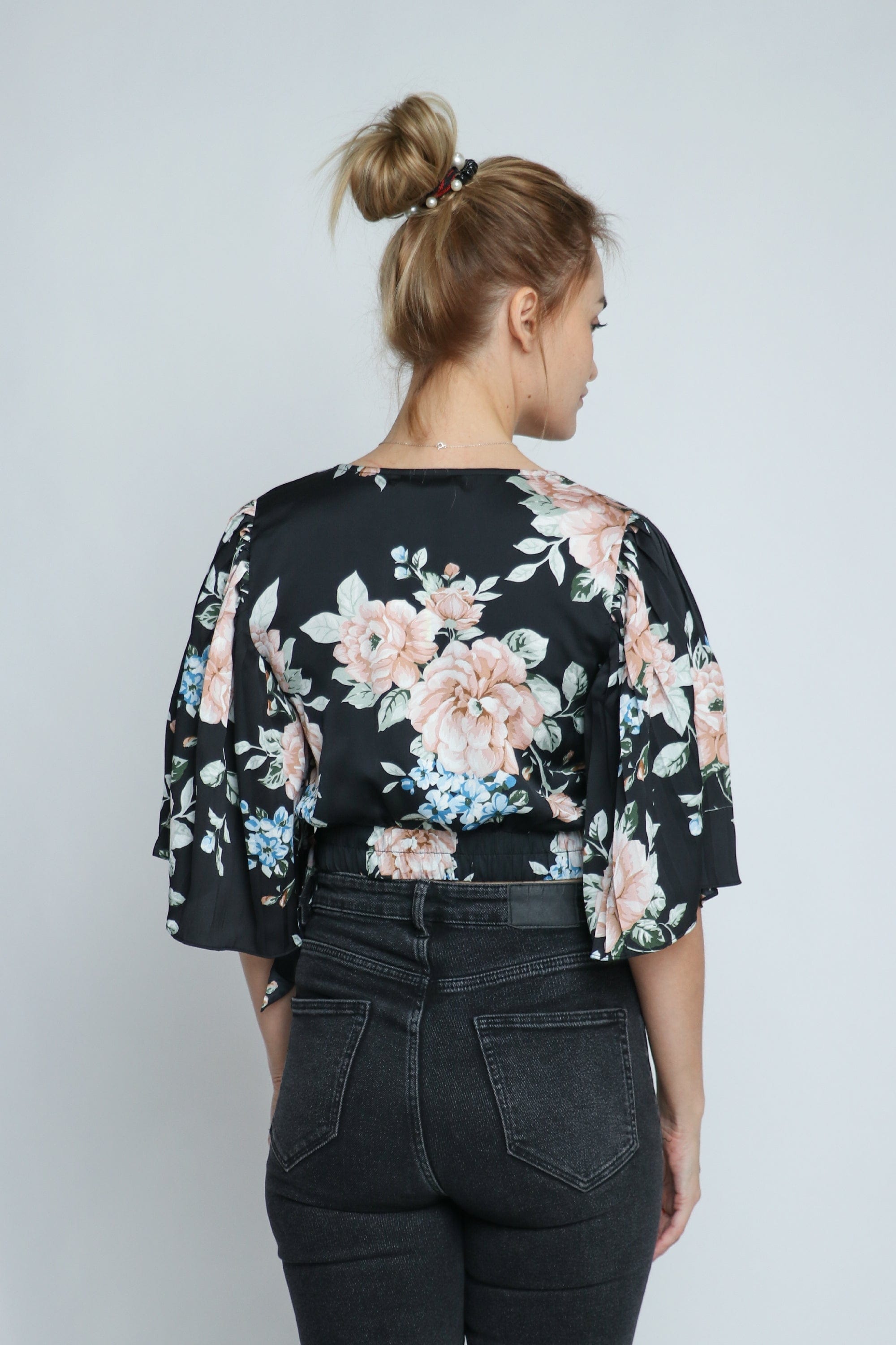 ميكا بلوزة مشجرة قصيرة سبعة برباط جانبي كم قصير نسائي