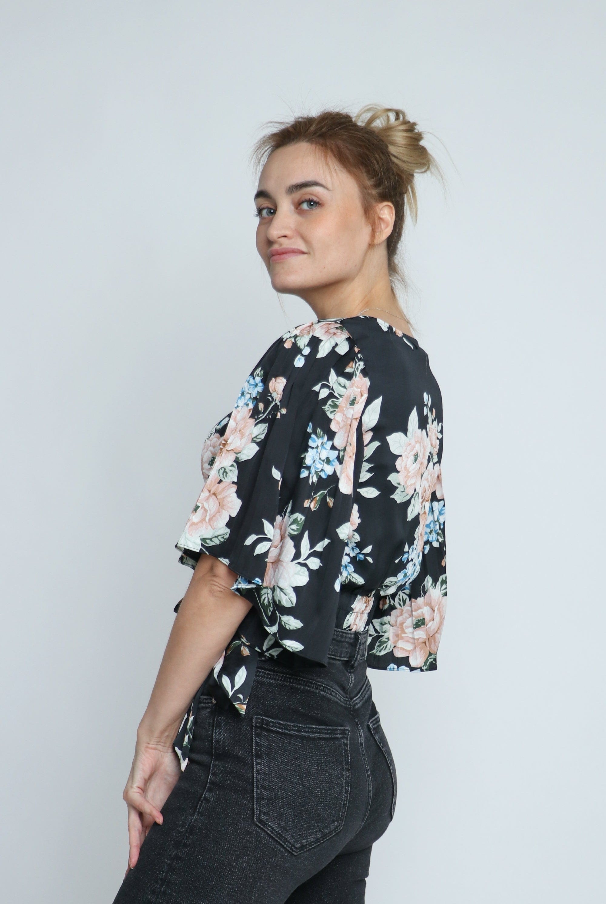 ميكا بلوزة مشجرة قصيرة سبعة برباط جانبي كم قصير نسائي