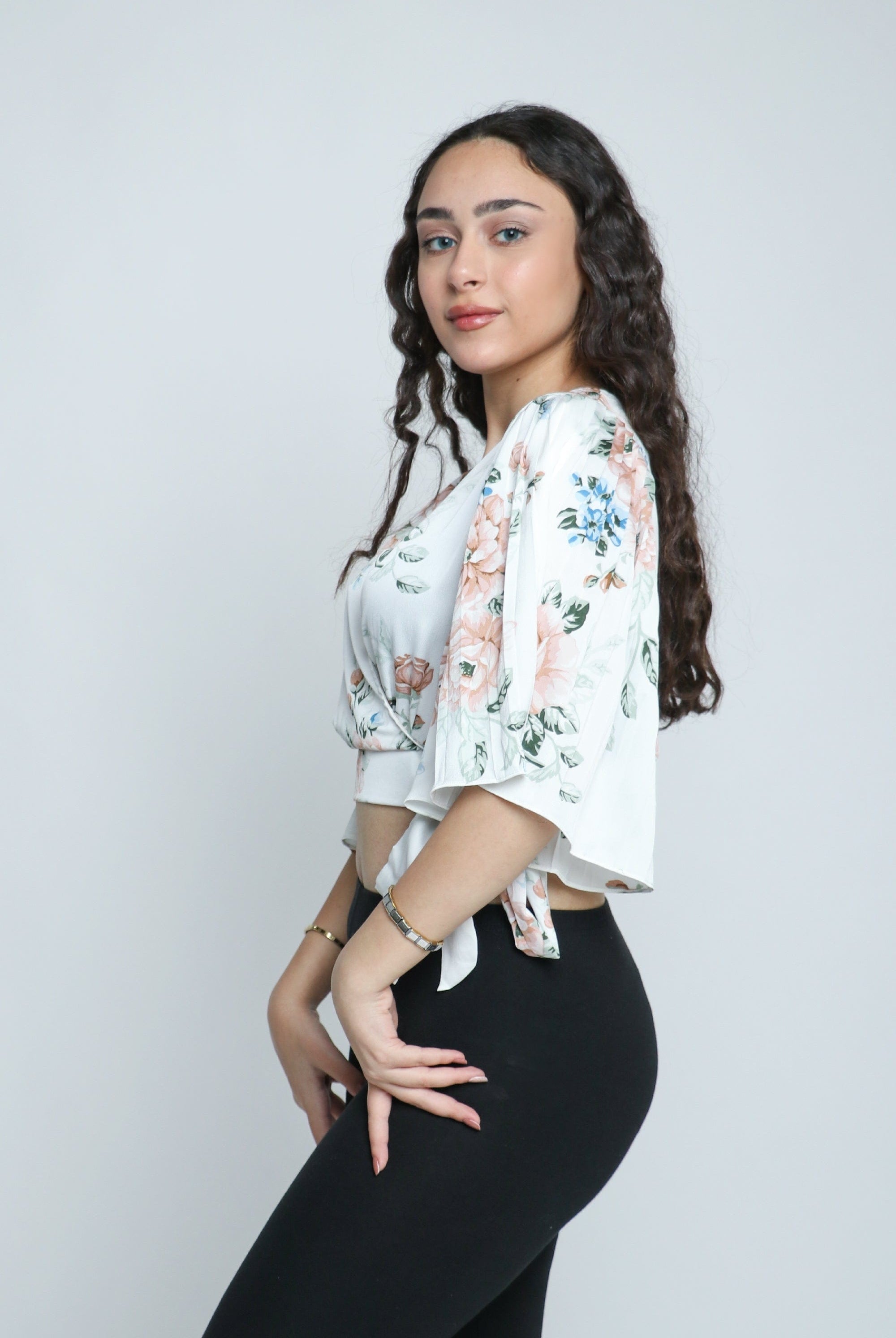 ميكا بلوزة مشجرة قصيرة سبعة برباط جانبي كم قصير نسائي