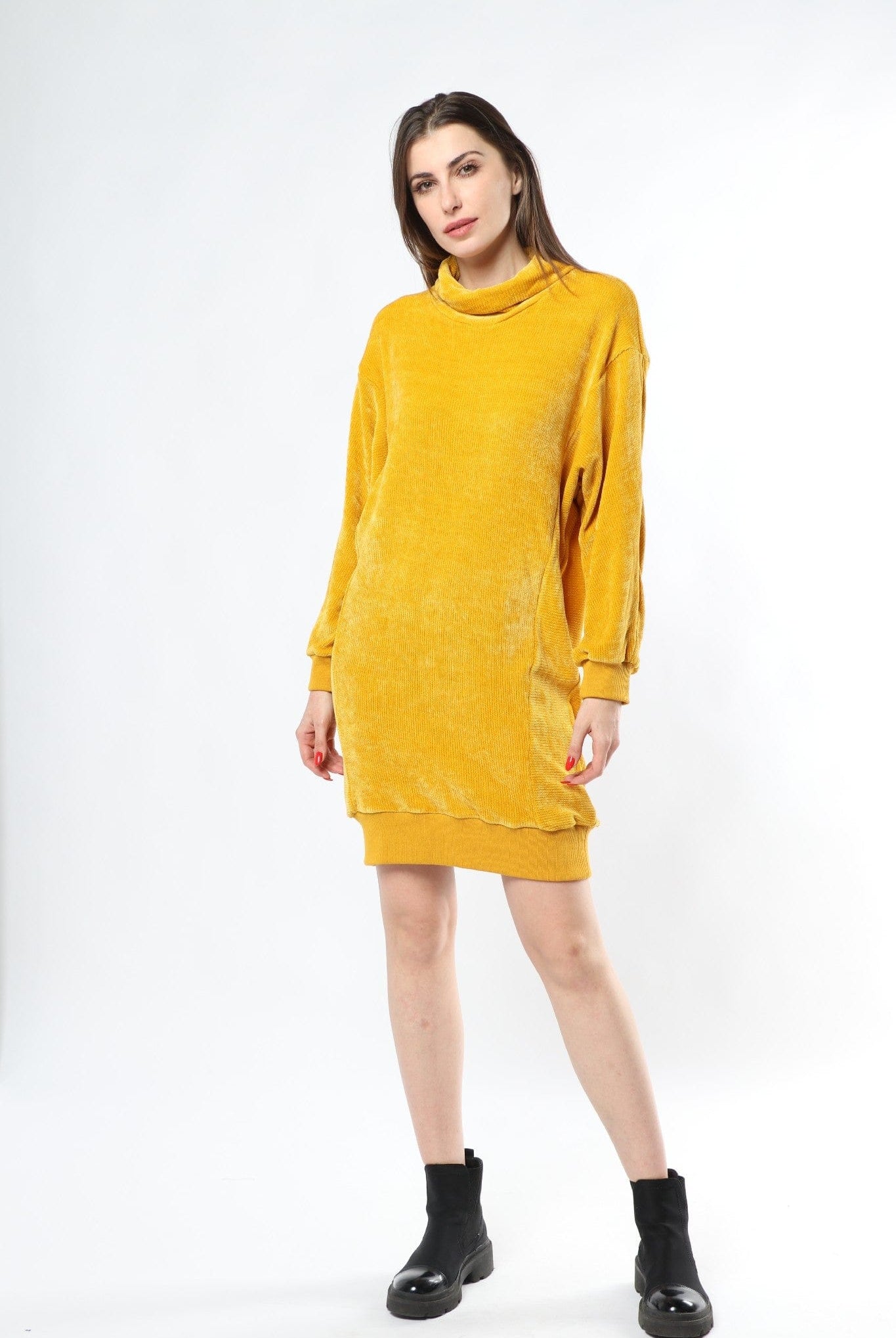 ميكا فستان قصير سادة مضلعة برقبة مرتفعة بأكمام طويلة