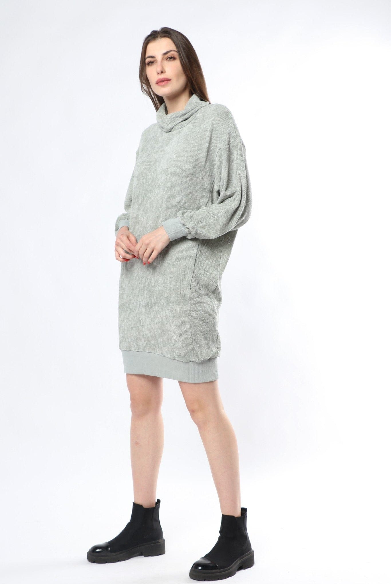 ميكا فستان قصير سادة مضلعة برقبة مرتفعة بأكمام طويلة