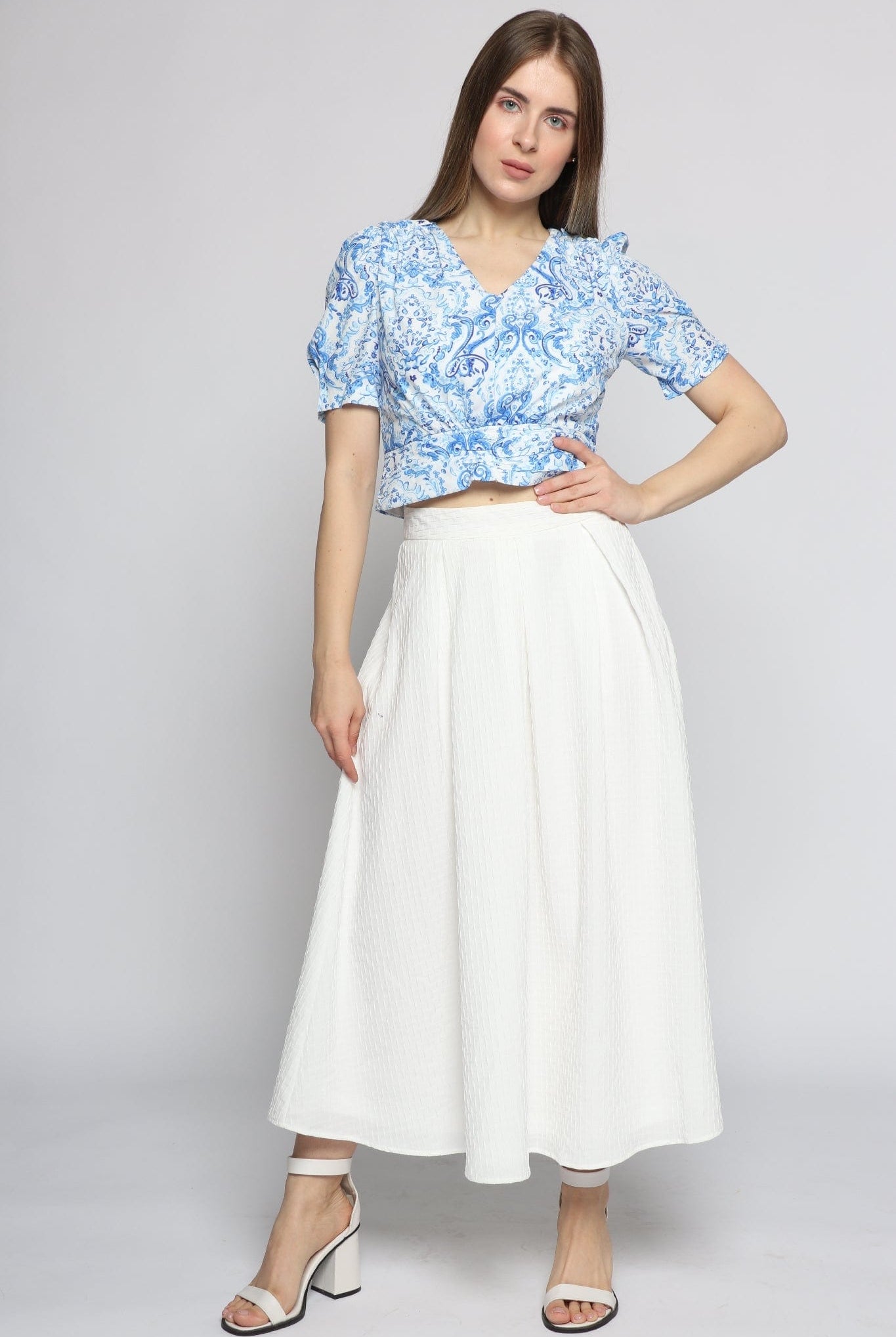 ميكا بلوزة بأكمام قصيرة منقوشة بفتحة صدر سبعة