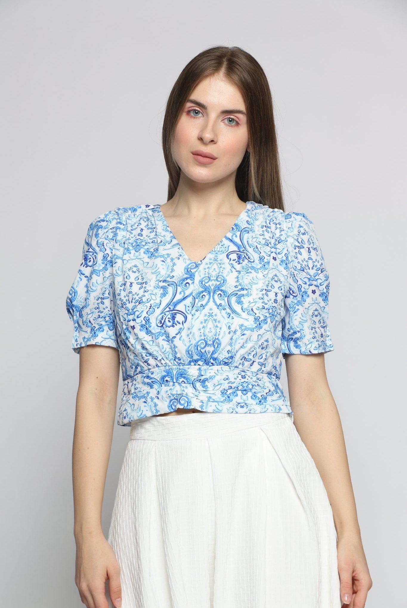 ميكا بلوزة بأكمام قصيرة منقوشة بفتحة صدر سبعة