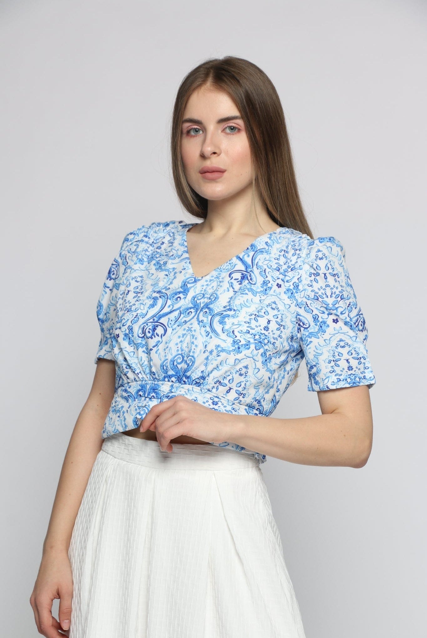 ميكا بلوزة بأكمام قصيرة منقوشة بفتحة صدر سبعة