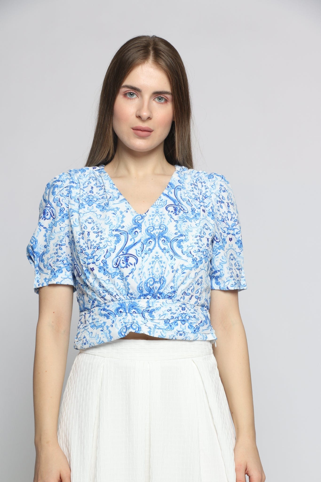 ميكا بلوزة بأكمام قصيرة منقوشة بفتحة صدر سبعة