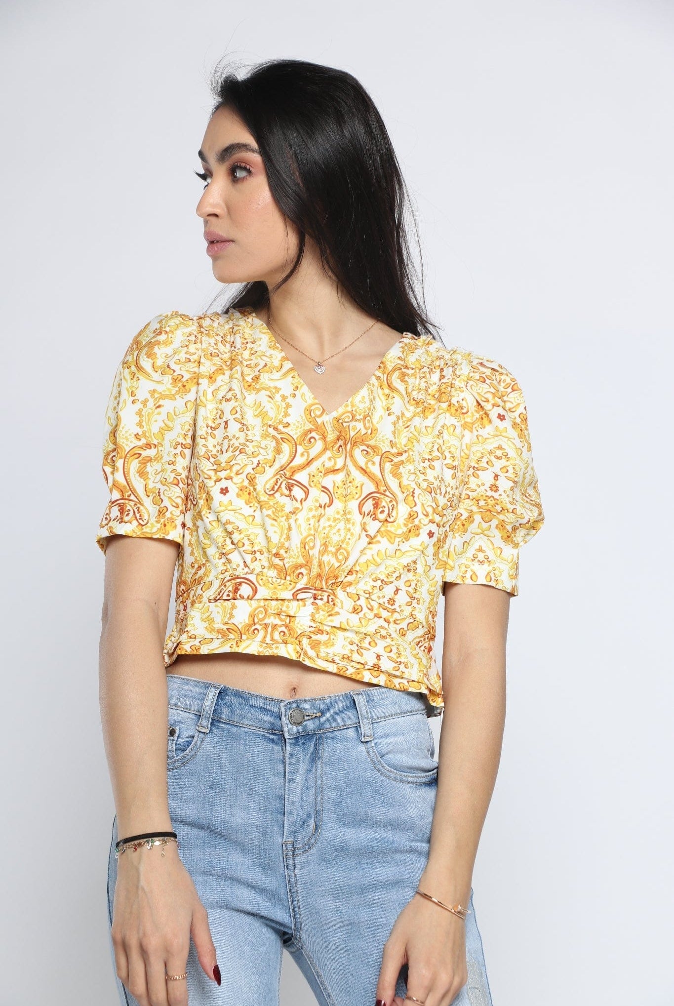 ميكا بلوزة بأكمام قصيرة منقوشة بفتحة صدر سبعة