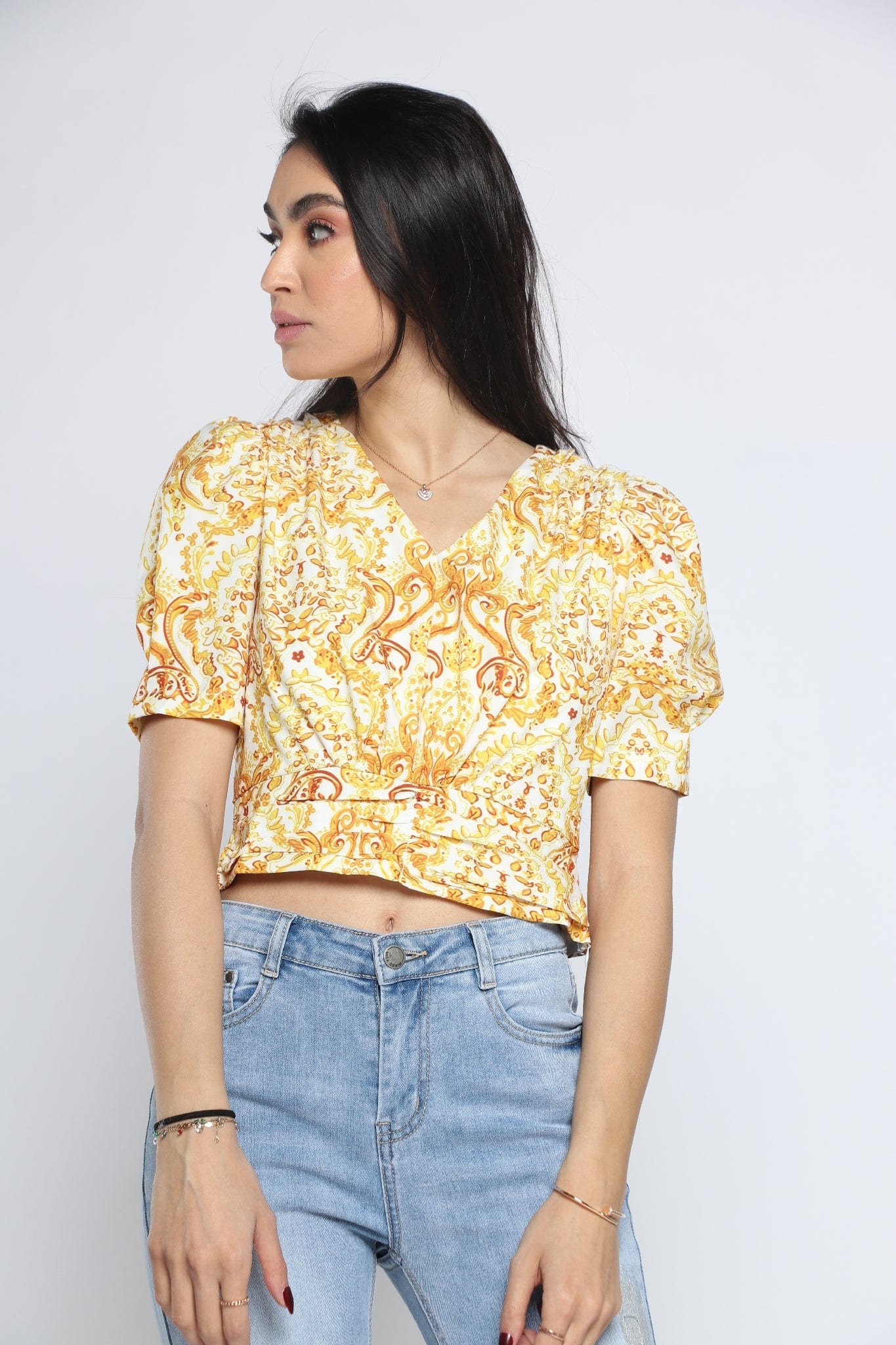 ميكا بلوزة بأكمام قصيرة منقوشة بفتحة صدر سبعة