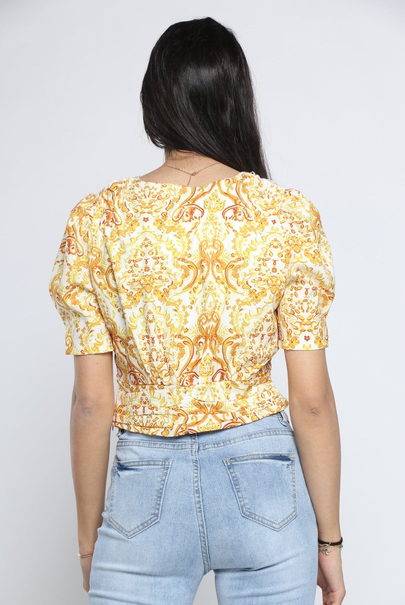 ميكا بلوزة بأكمام قصيرة منقوشة بفتحة صدر سبعة