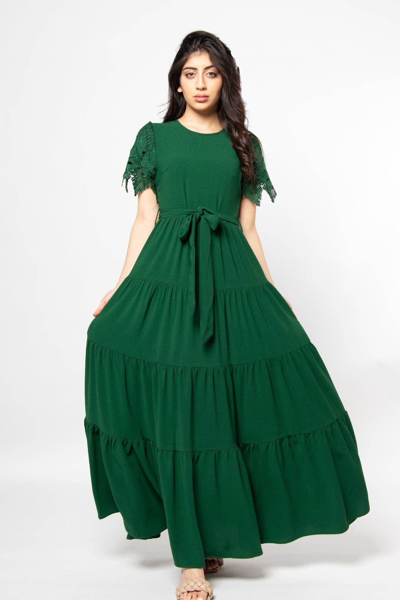 ميكا فستان طويل بأكمام قصيرة بياقة دائرية مزين بدانتيل على الكم