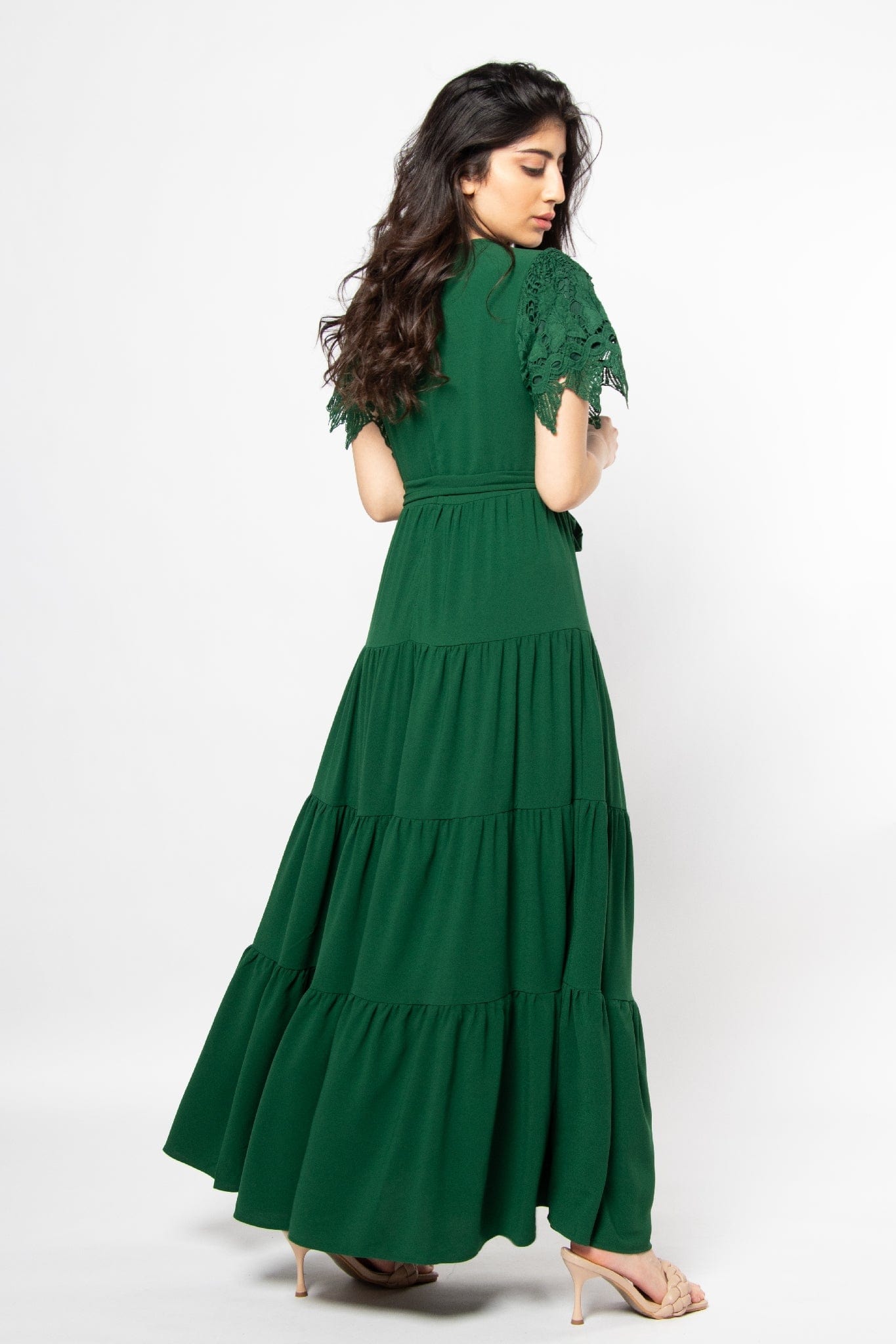 ميكا فستان طويل بأكمام قصيرة بياقة دائرية مزين بدانتيل على الكم