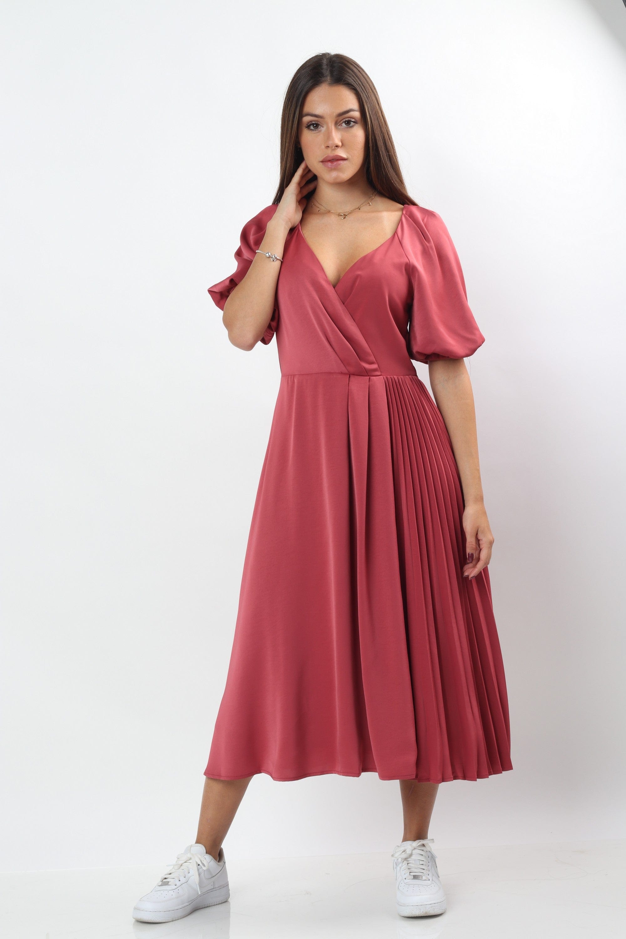 ميكا فستان ميدي كلوش ستان بفتحة صدر بكم قصير