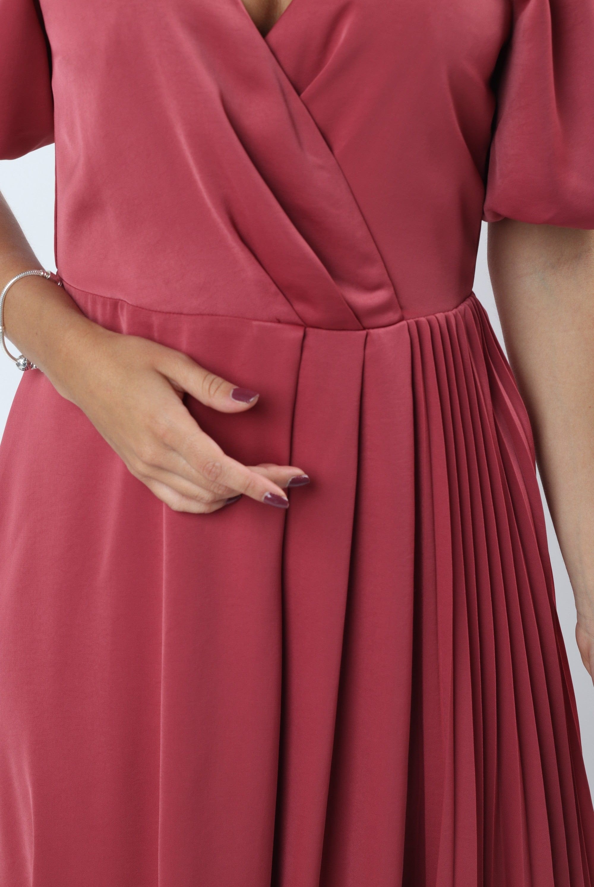 ميكا فستان ميدي كلوش ستان بفتحة صدر بكم قصير