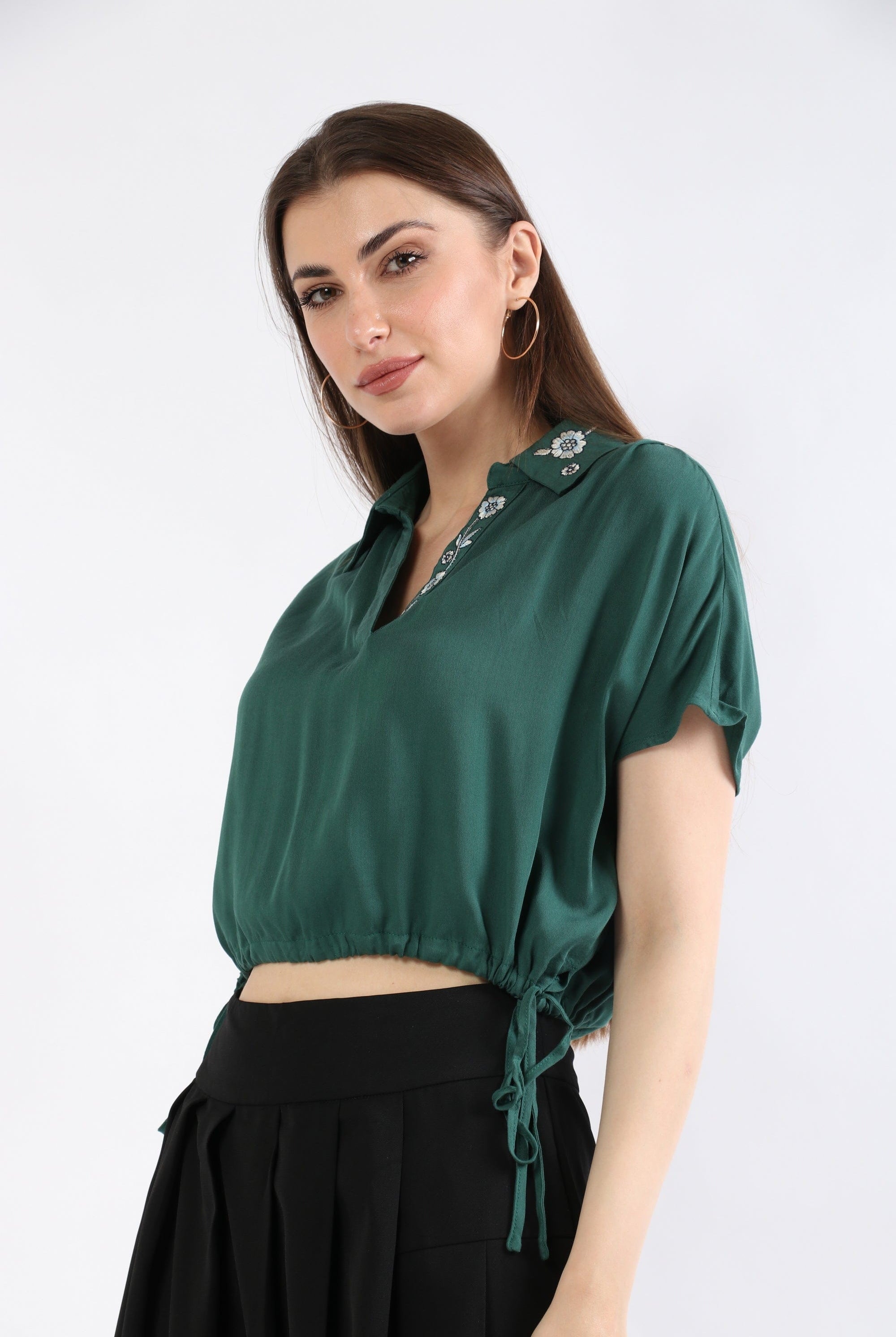 ميكا بلوزة بأكمام قصيرة بياقة مطرزة