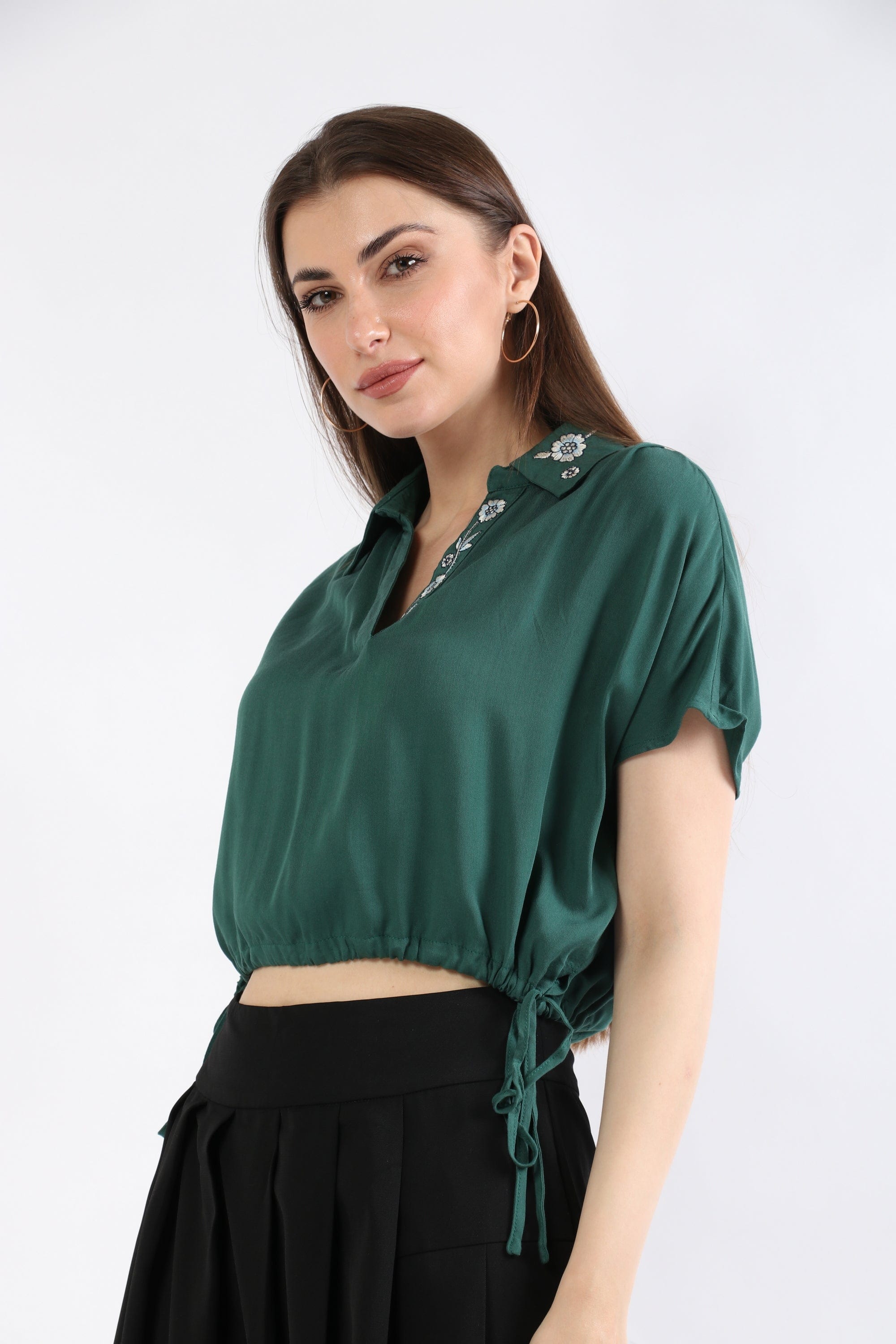 ميكا بلوزة بأكمام قصيرة بياقة مطرزة