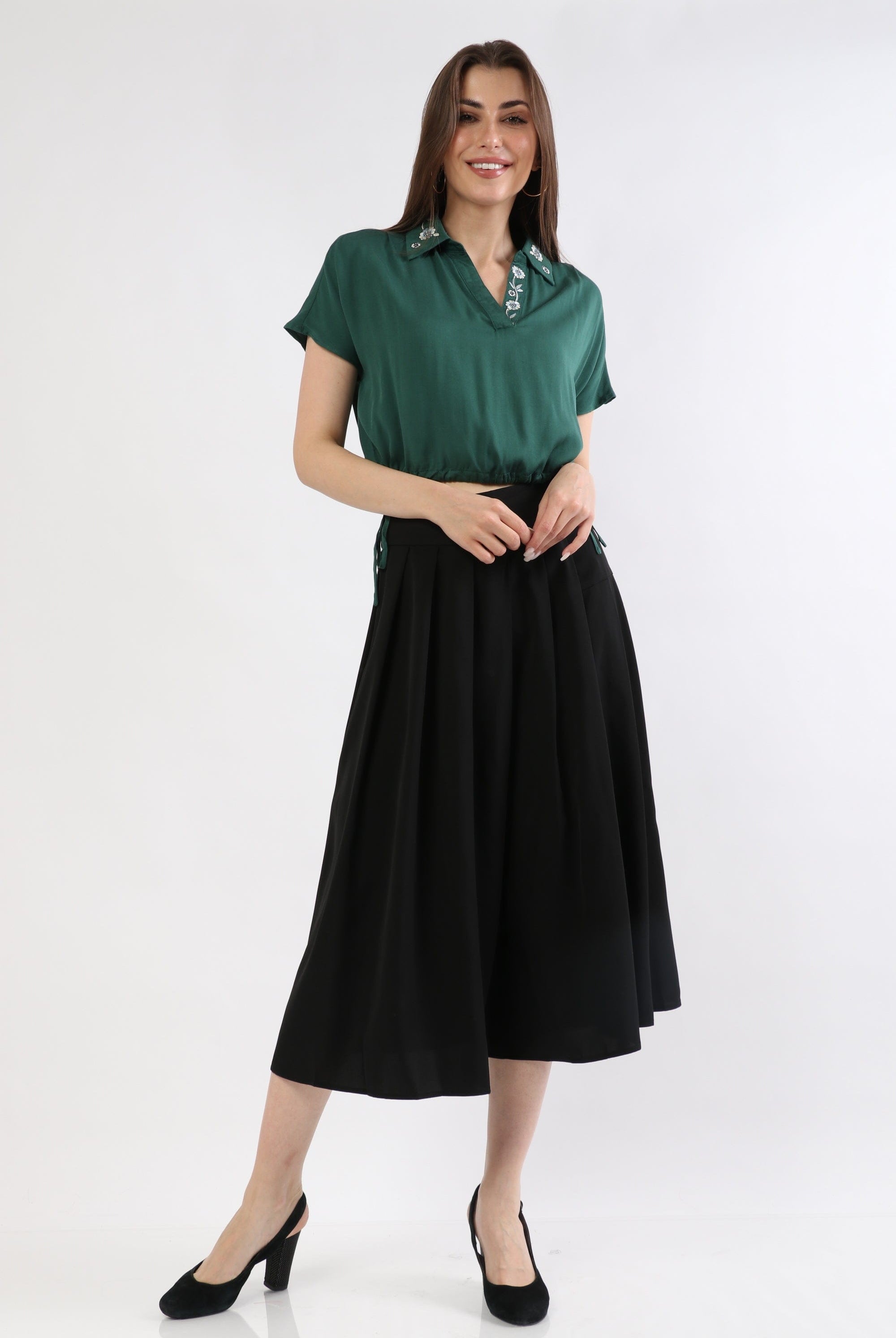 ميكا بلوزة بأكمام قصيرة بياقة مطرزة