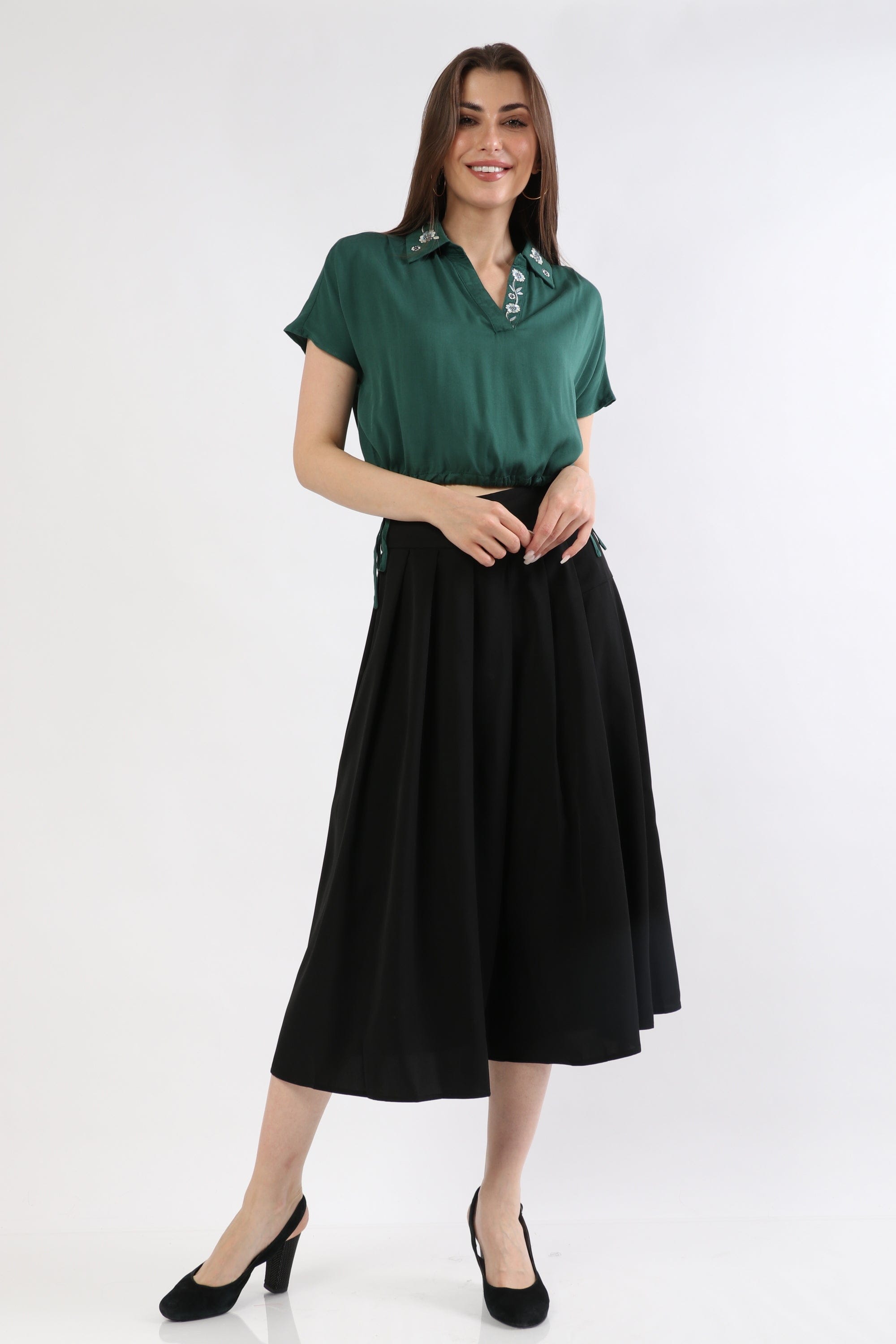 ميكا بلوزة بأكمام قصيرة بياقة مطرزة