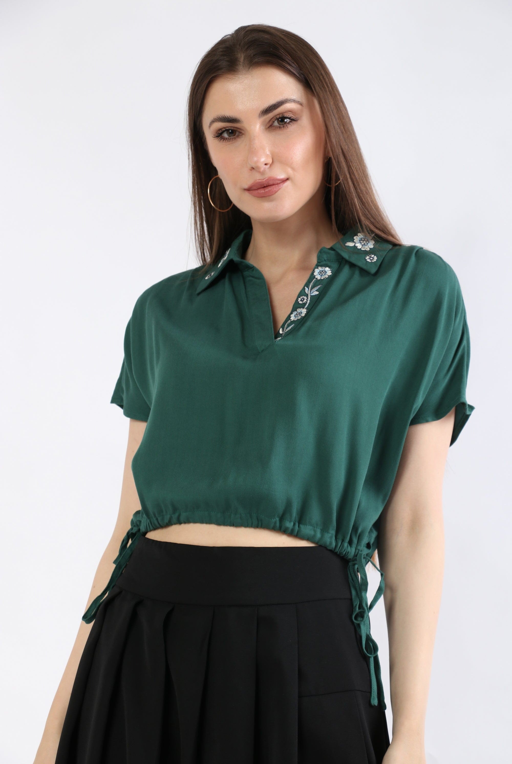 ميكا بلوزة بأكمام قصيرة بياقة مطرزة