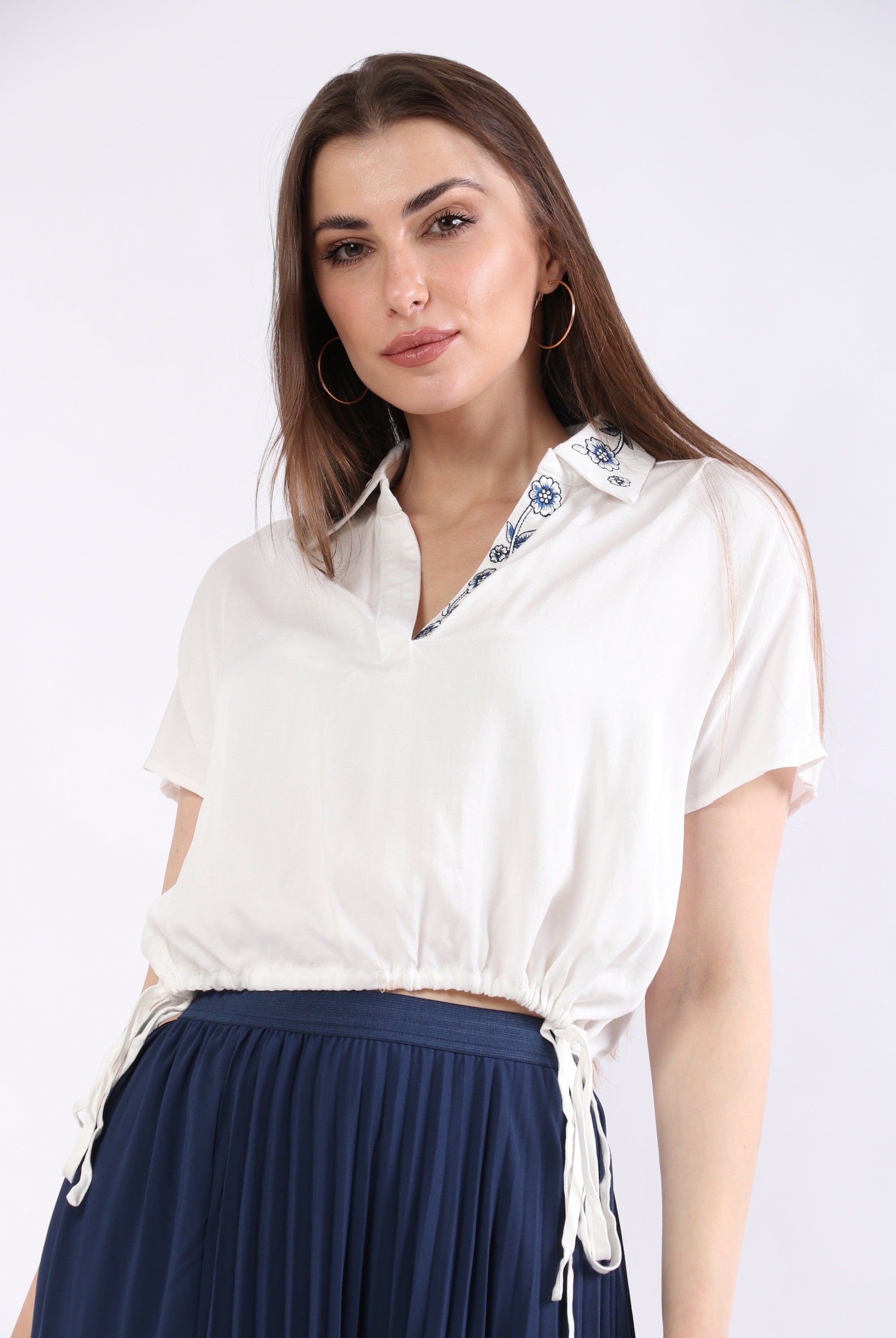 ميكا بلوزة بأكمام قصيرة بياقة مطرزة