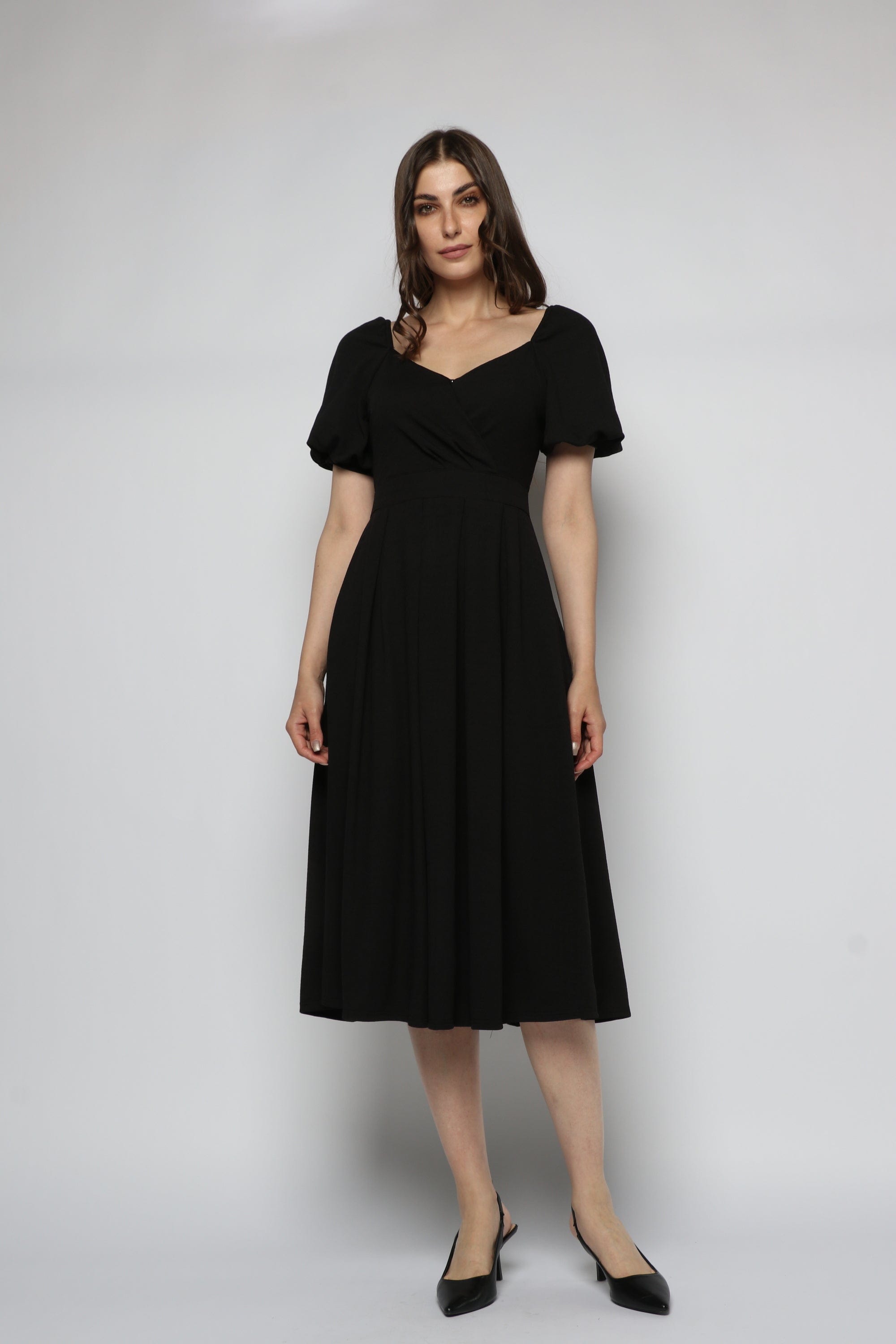 ميكا فستان ميدي بأكمام قصيرة سادة بفتحة صدر V