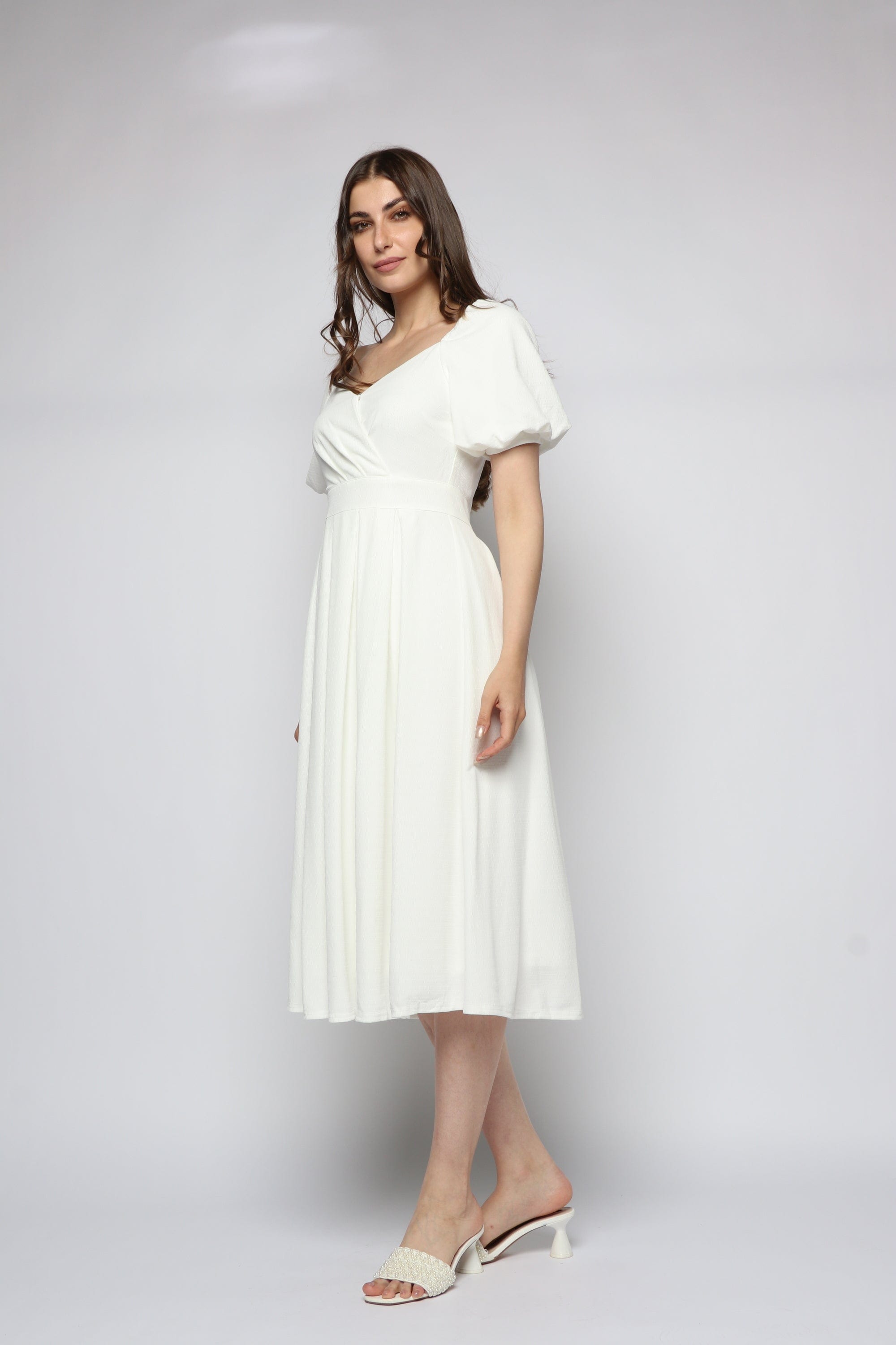 ميكا فستان ميدي بأكمام قصيرة سادة بفتحة صدر V