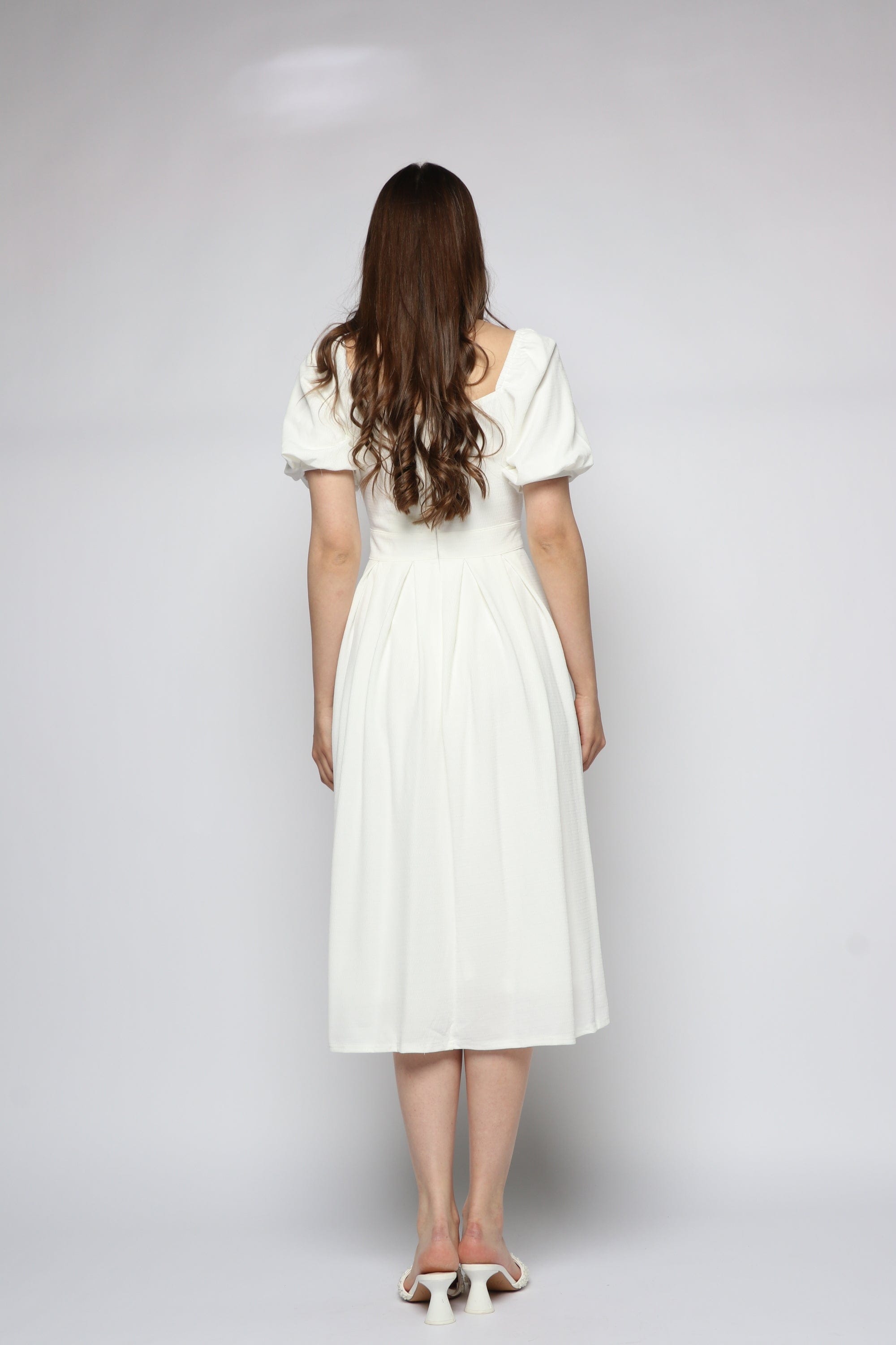 ميكا فستان ميدي بأكمام قصيرة سادة بفتحة صدر V