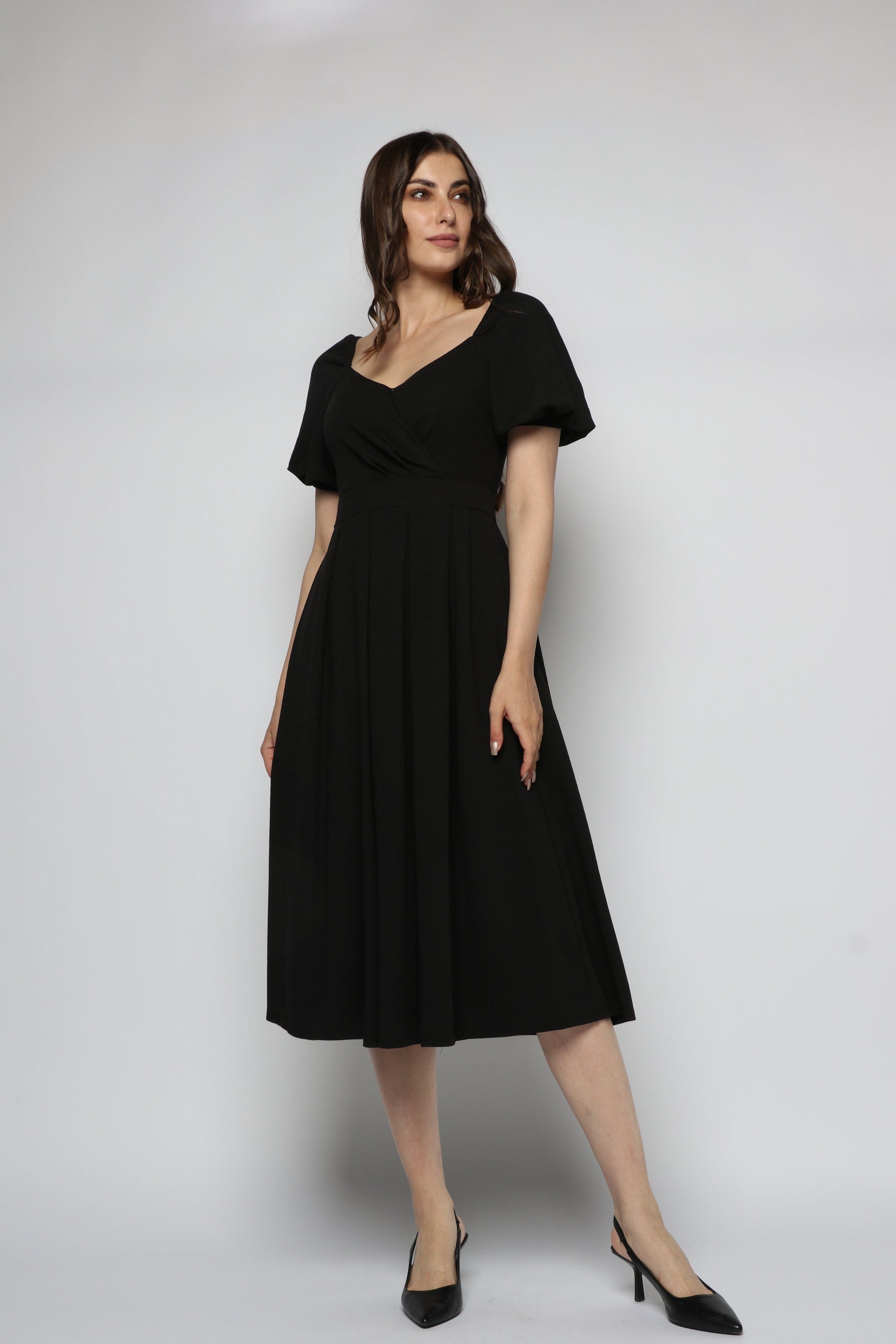 ميكا فستان ميدي بأكمام قصيرة سادة بفتحة صدر V