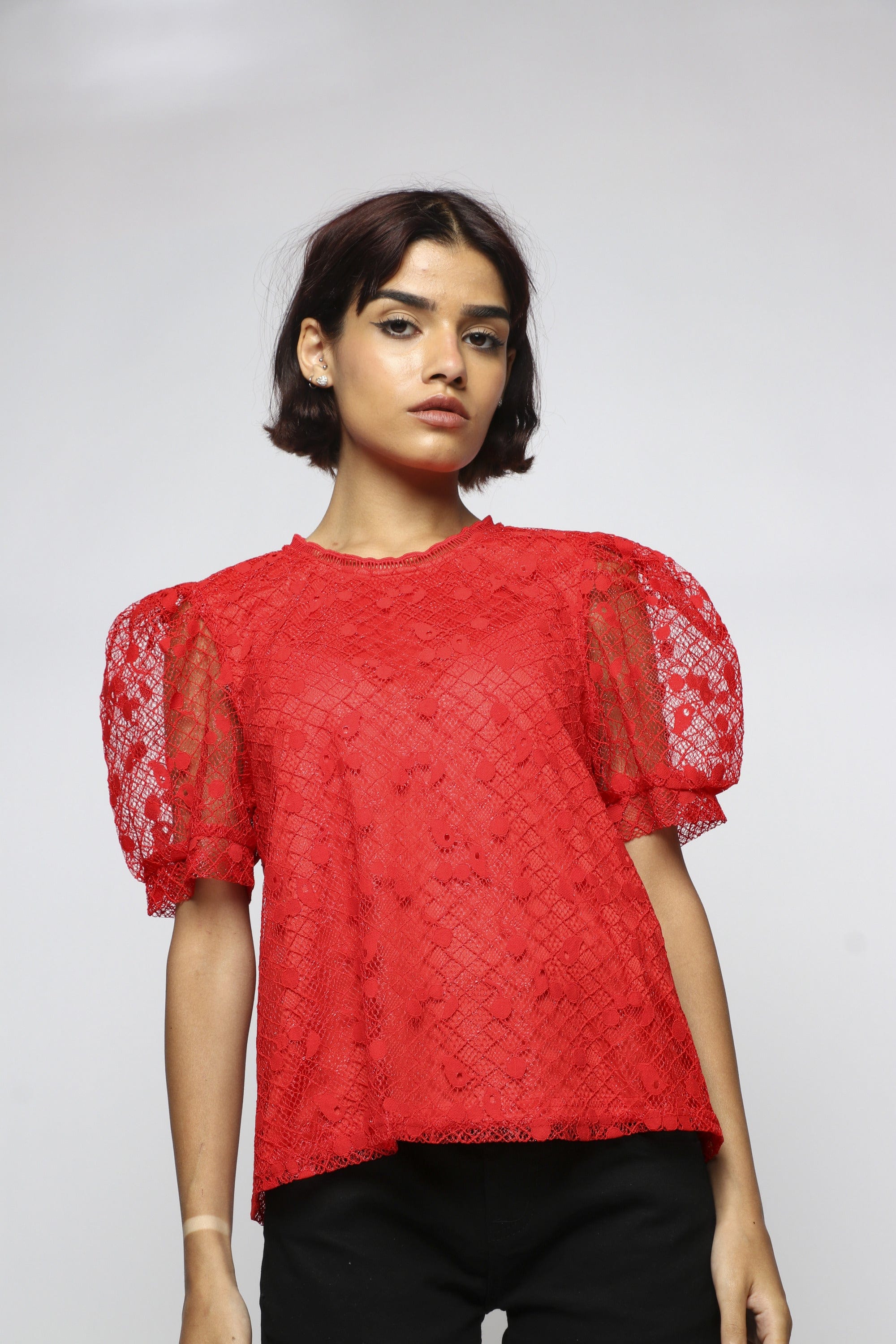 ميكا بلوزة بأكمام قصيرة شفافة بياقة دائرية