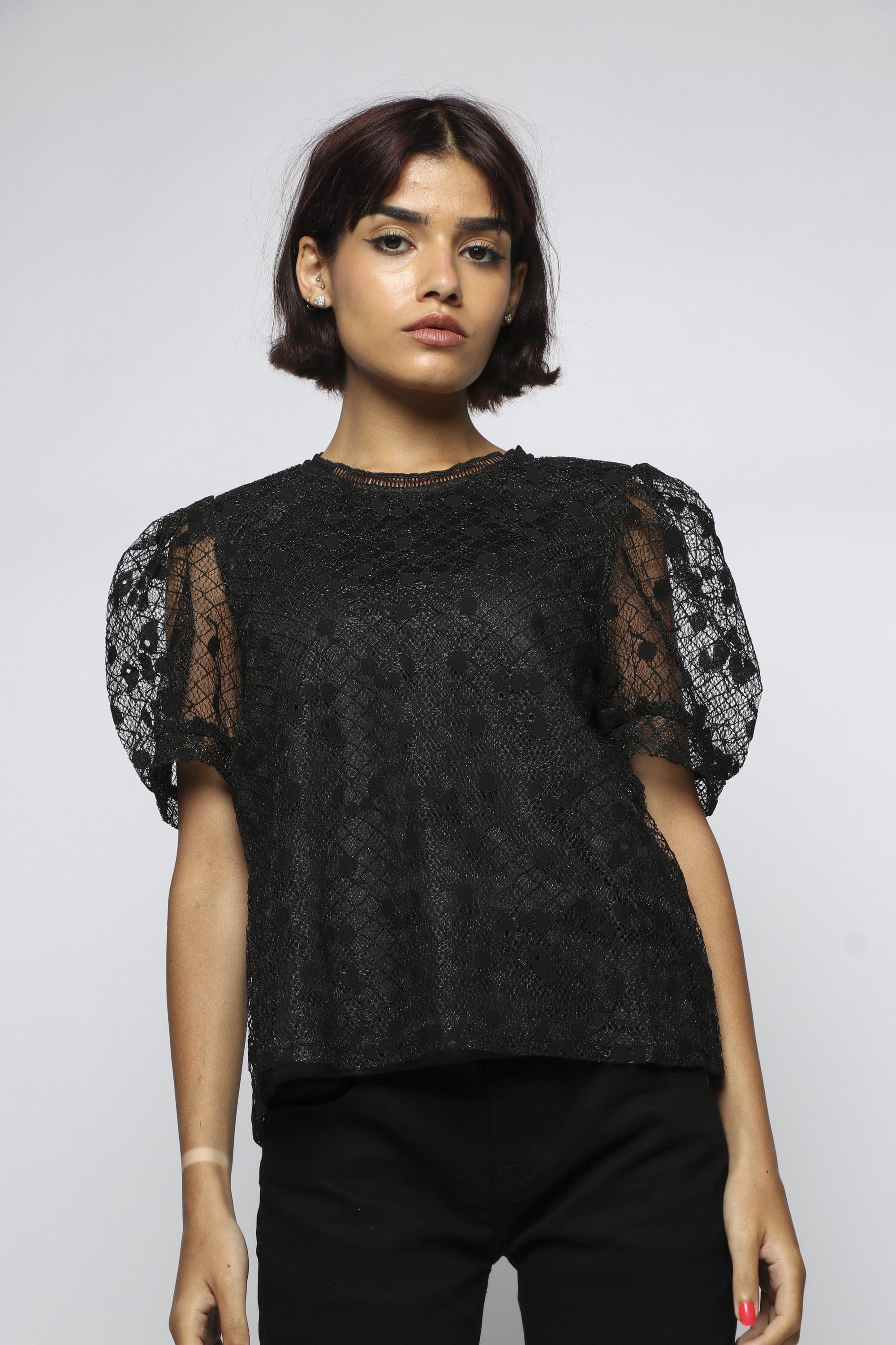 ميكا بلوزة بأكمام قصيرة شفافة بياقة دائرية