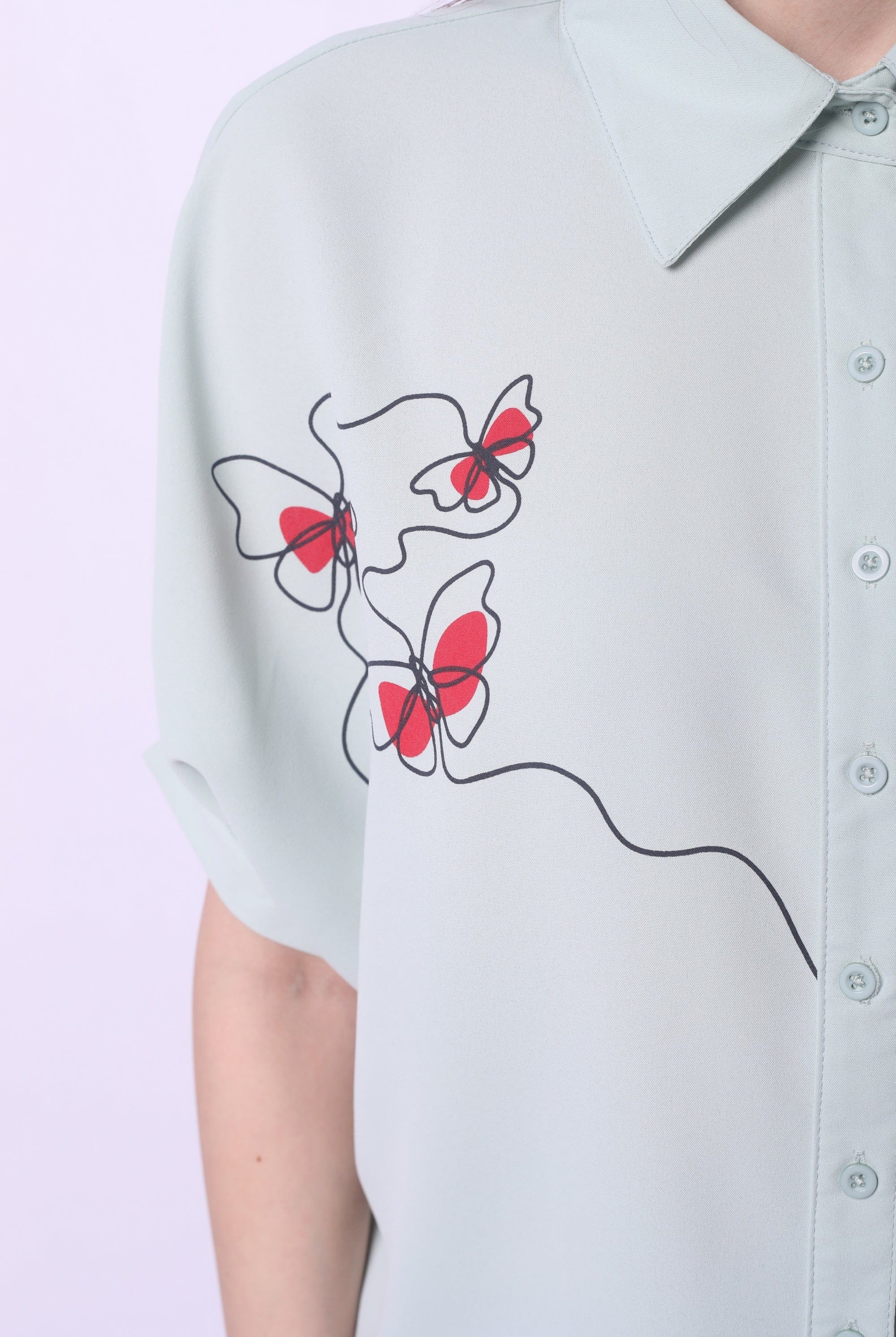 ميكا بلوزة أزرار أمامية ونقش على الجانب 3/4 كم نسائي