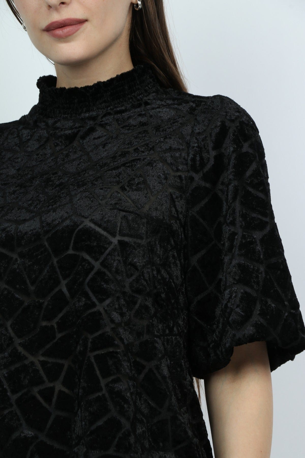 ميكا بلوزة برقبة عالية بتصميم مطرز نص كم بف نسائي