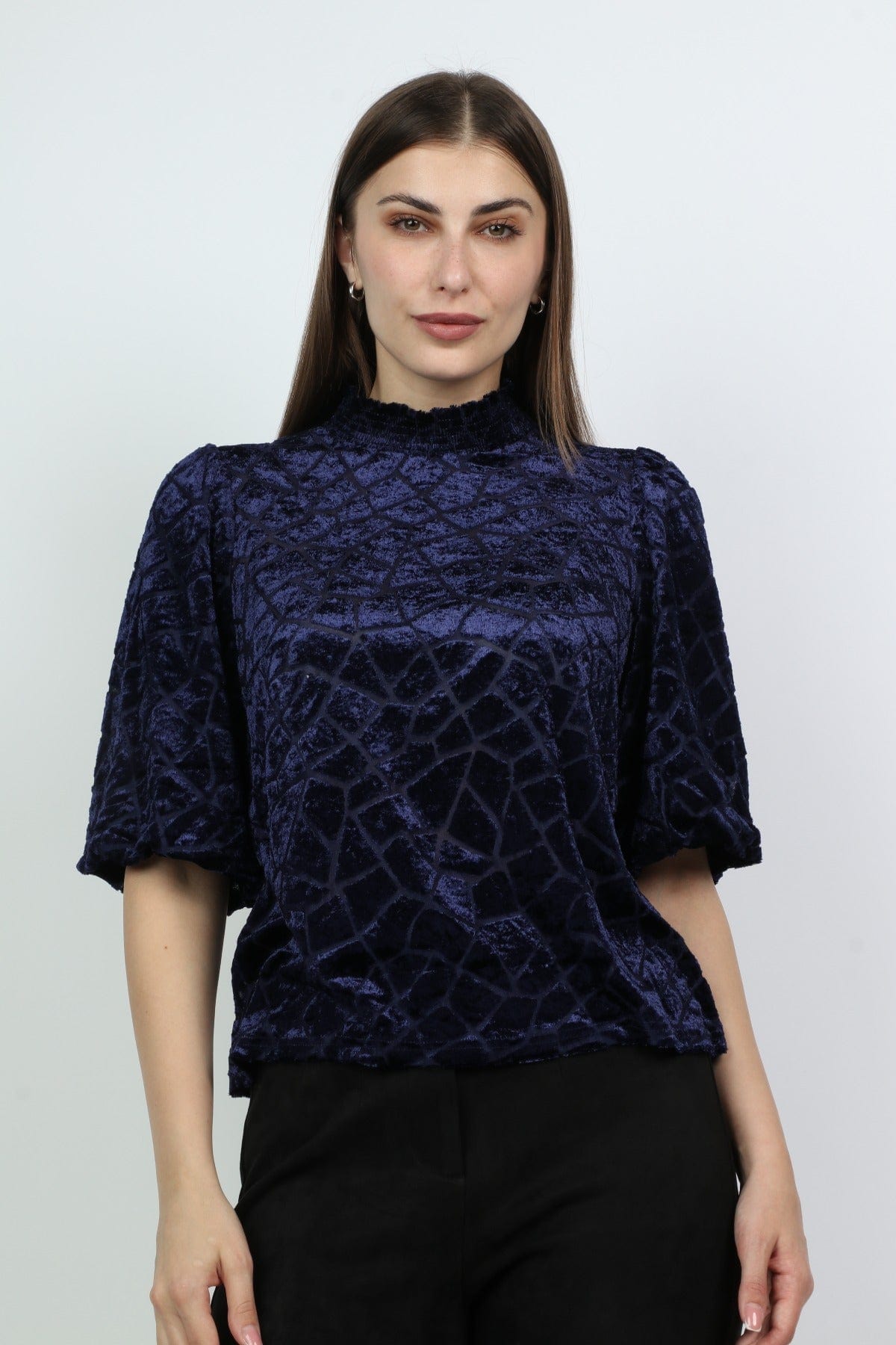 ميكا بلوزة برقبة عالية بتصميم مطرز نص كم بف نسائي