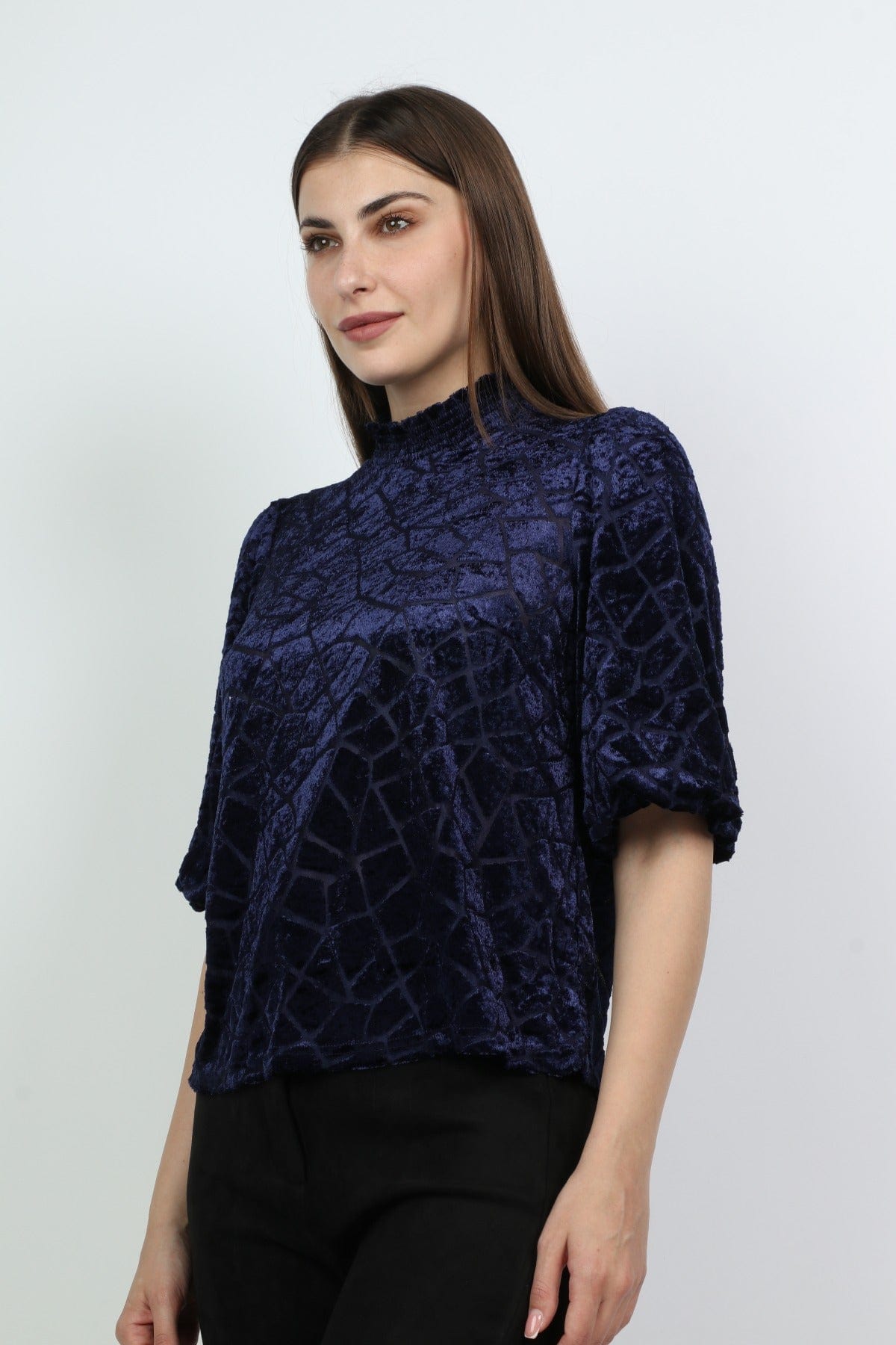 ميكا بلوزة برقبة عالية بتصميم مطرز نص كم بف نسائي