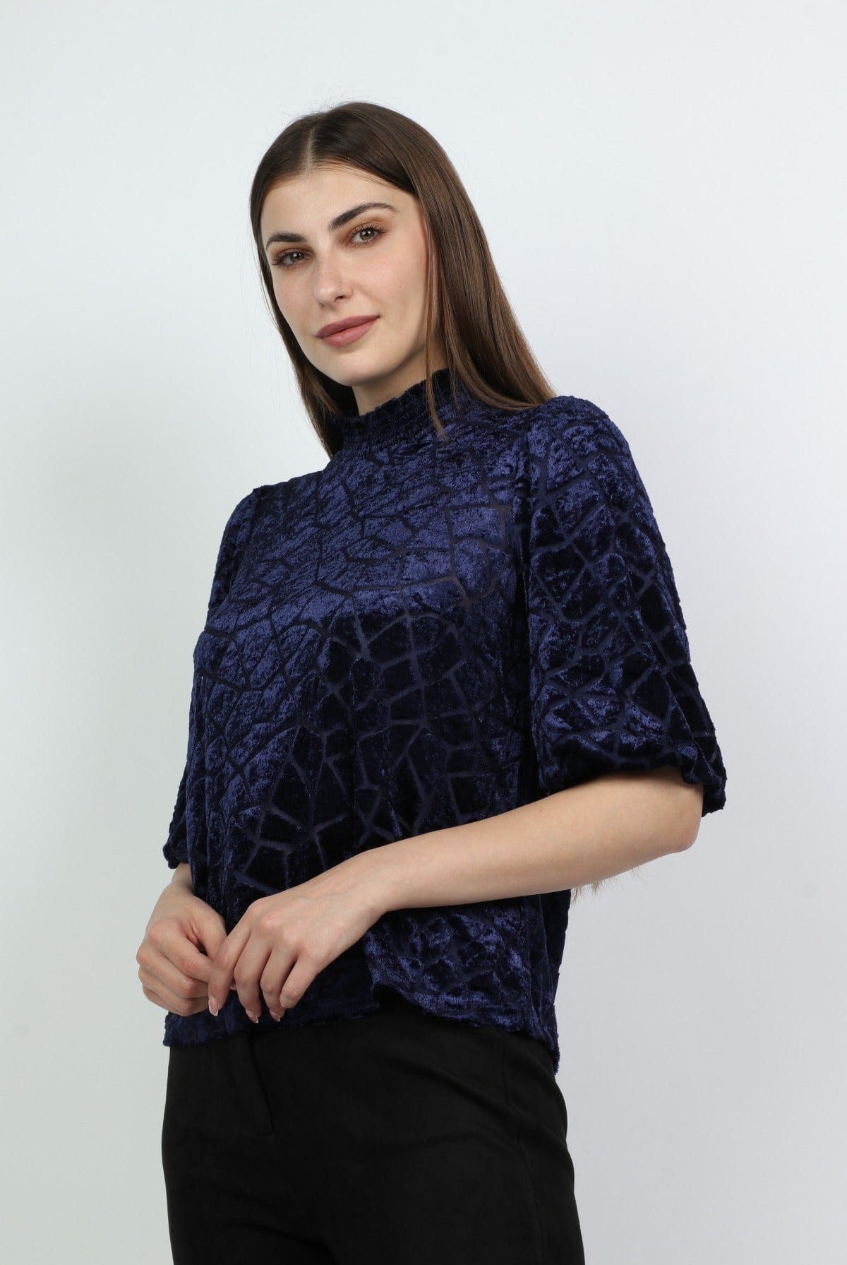 ميكا بلوزة برقبة عالية بتصميم مطرز نص كم بف نسائي