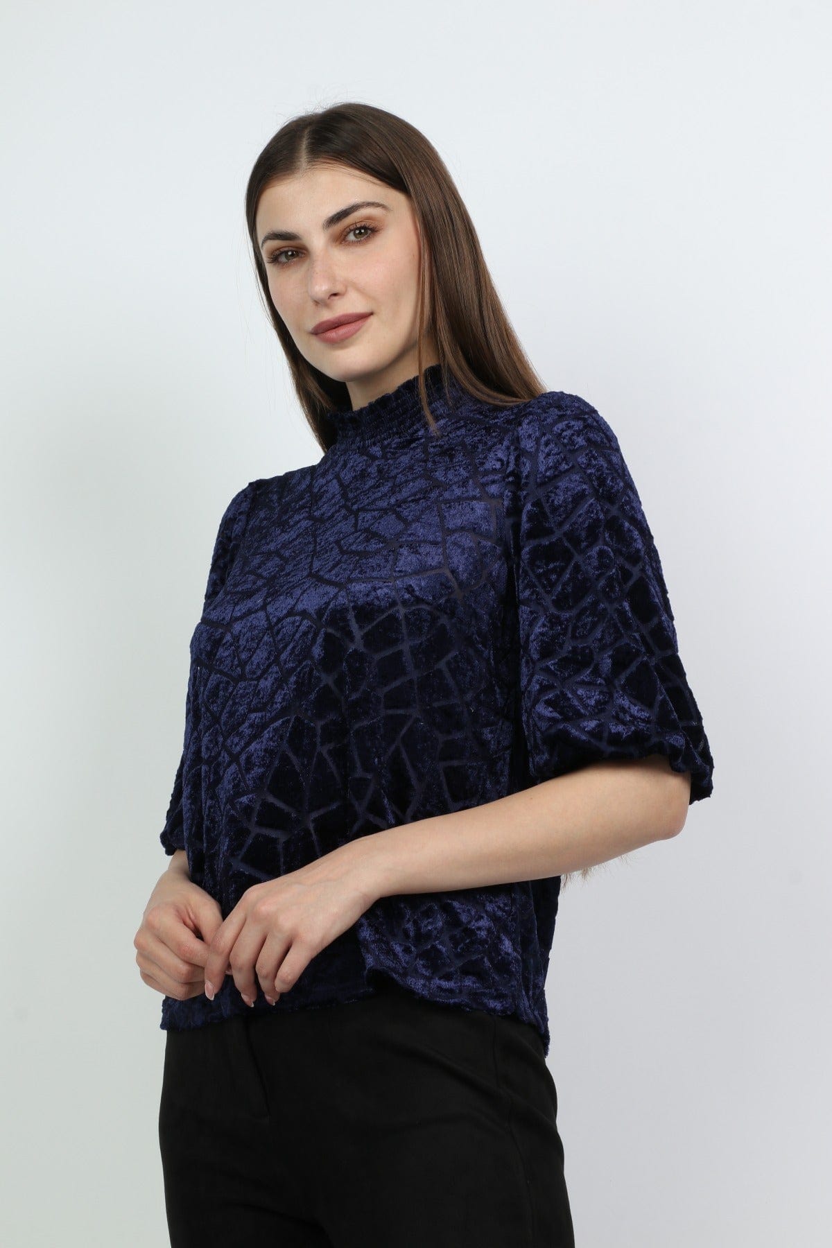 ميكا بلوزة برقبة عالية بتصميم مطرز نص كم بف نسائي