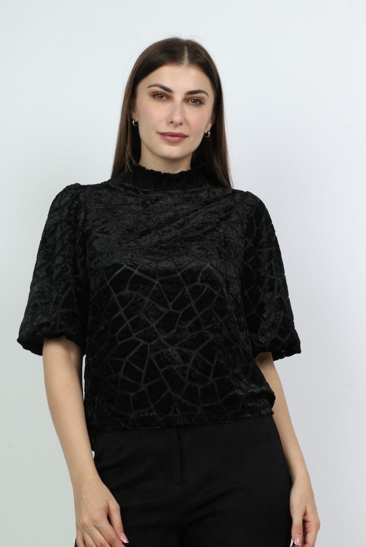 ميكا بلوزة برقبة عالية بتصميم مطرز نص كم بف نسائي