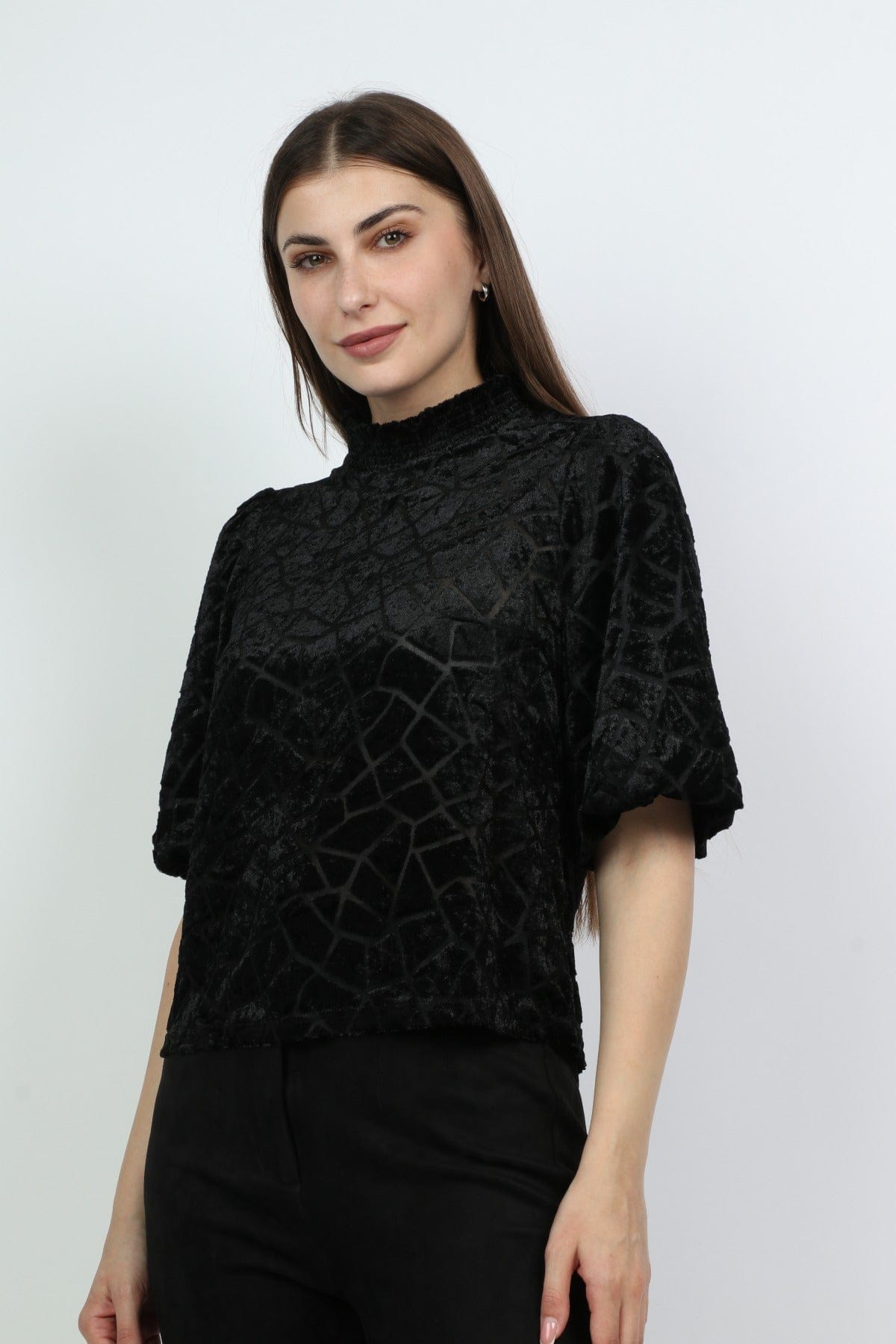 ميكا بلوزة برقبة عالية بتصميم مطرز نص كم بف نسائي