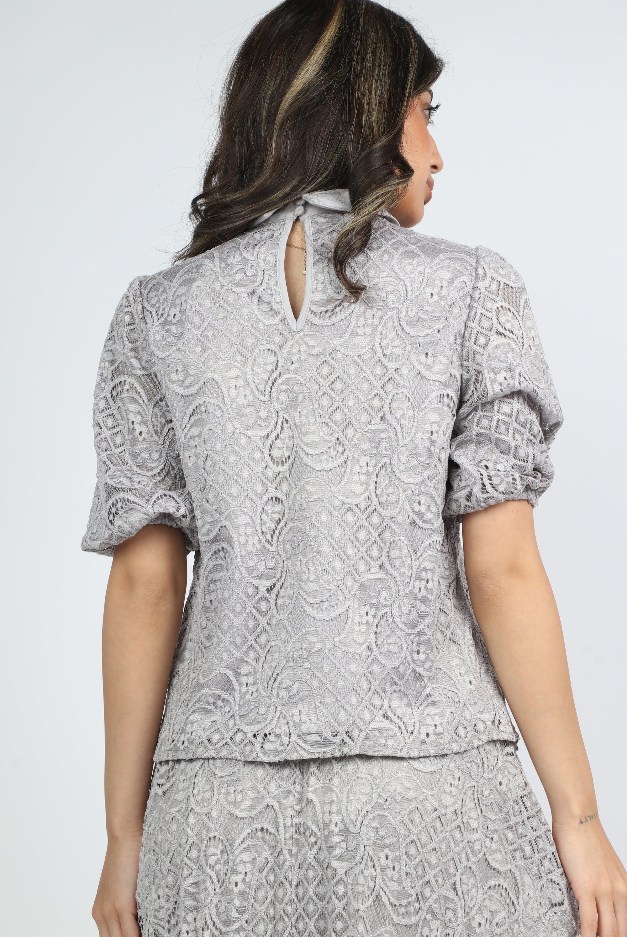 ميكا بلوزة دانتيل بياقة مطرزة بأكمام منفوخة نسائي