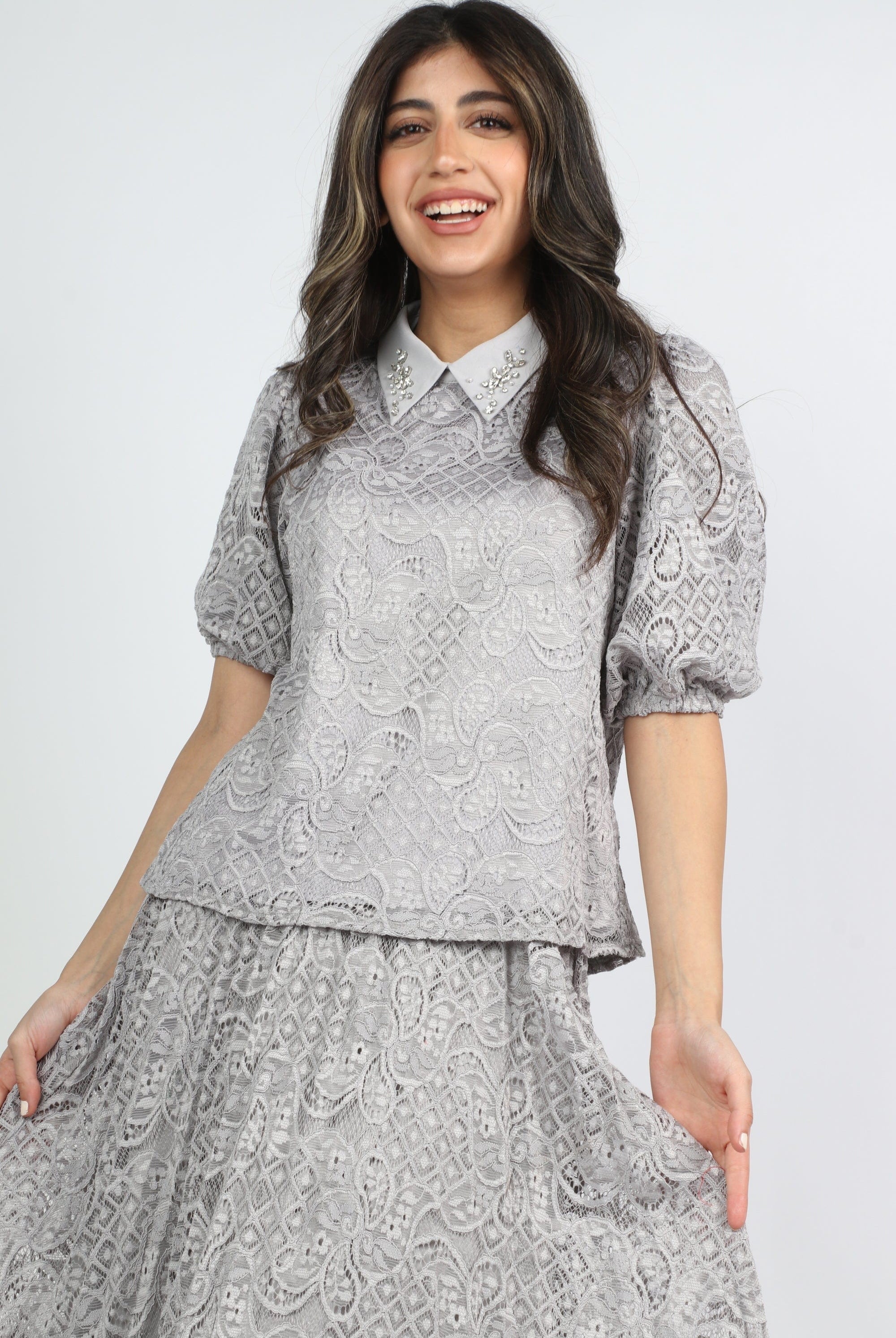 ميكا بلوزة دانتيل بياقة مطرزة بأكمام منفوخة نسائي