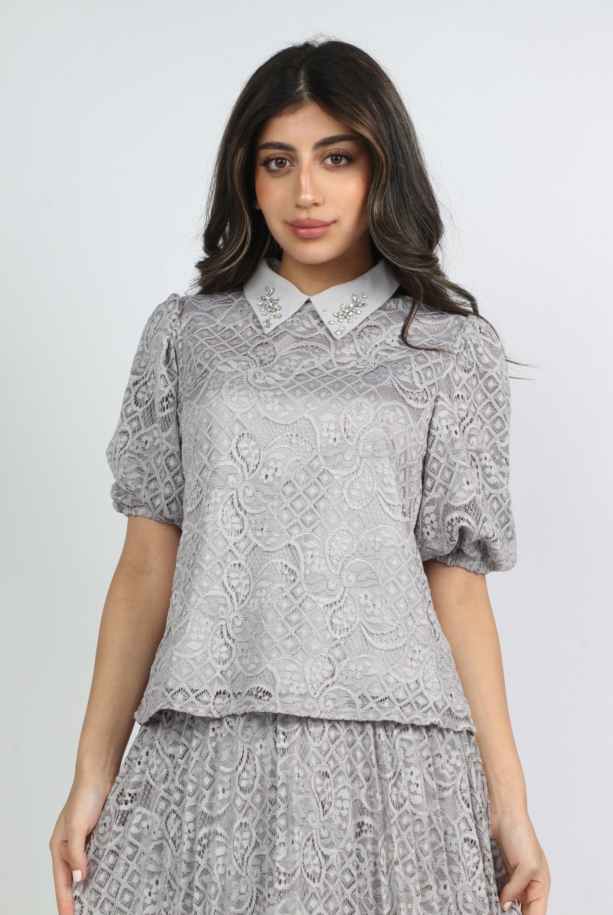 ميكا بلوزة دانتيل بياقة مطرزة بأكمام منفوخة نسائي