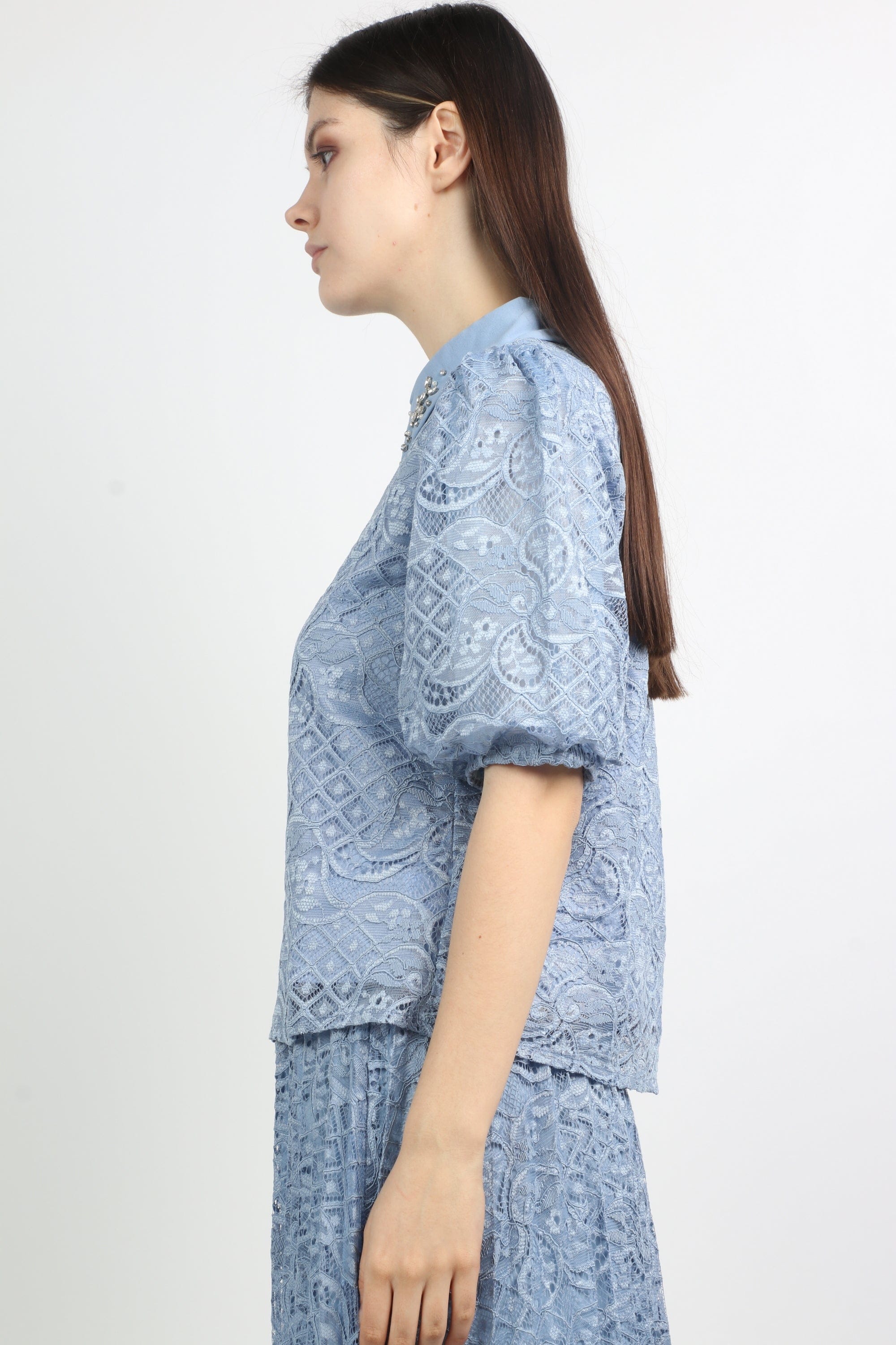 ميكا بلوزة دانتيل بياقة مطرزة بأكمام منفوخة نسائي