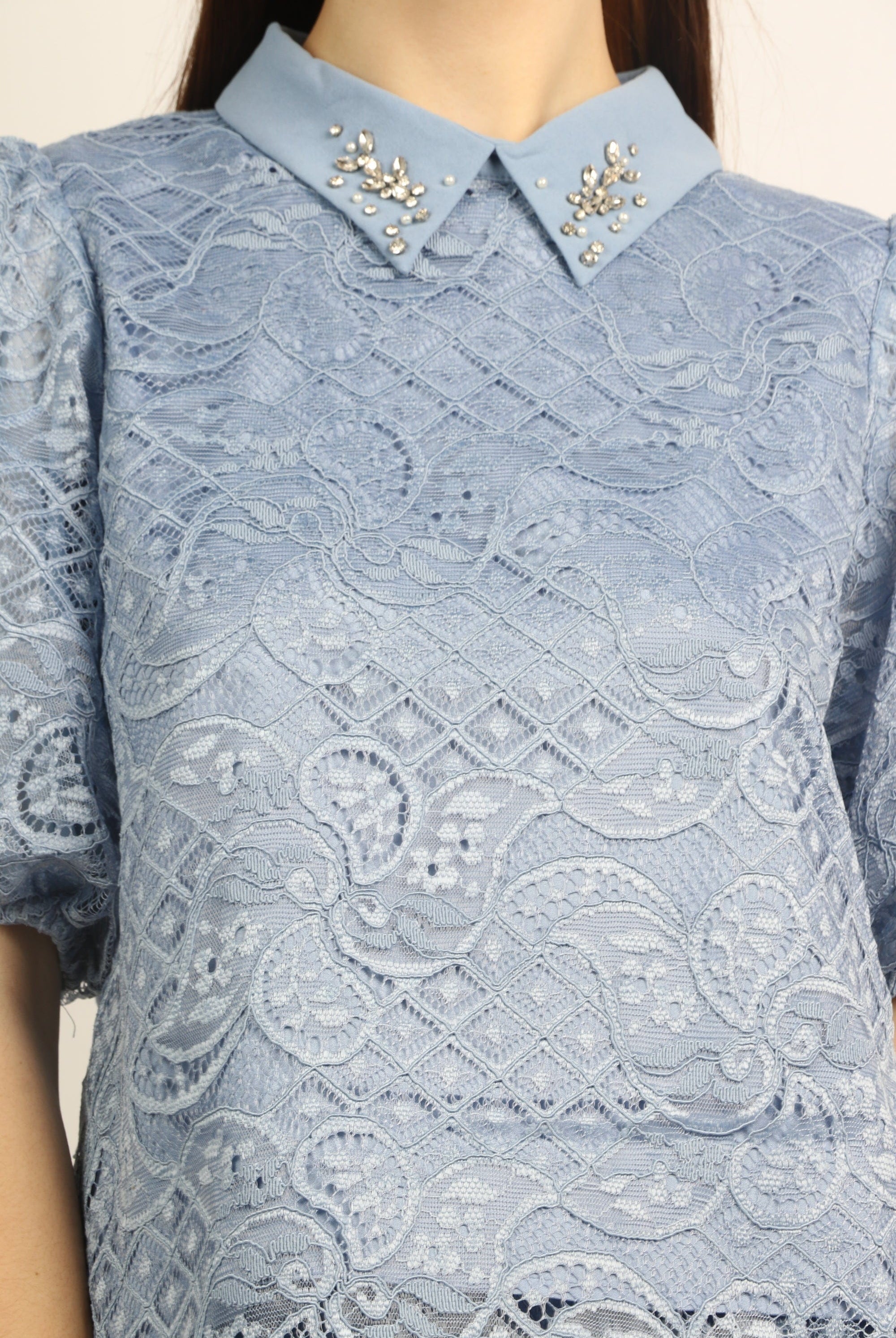 ميكا بلوزة دانتيل بياقة مطرزة بأكمام منفوخة نسائي