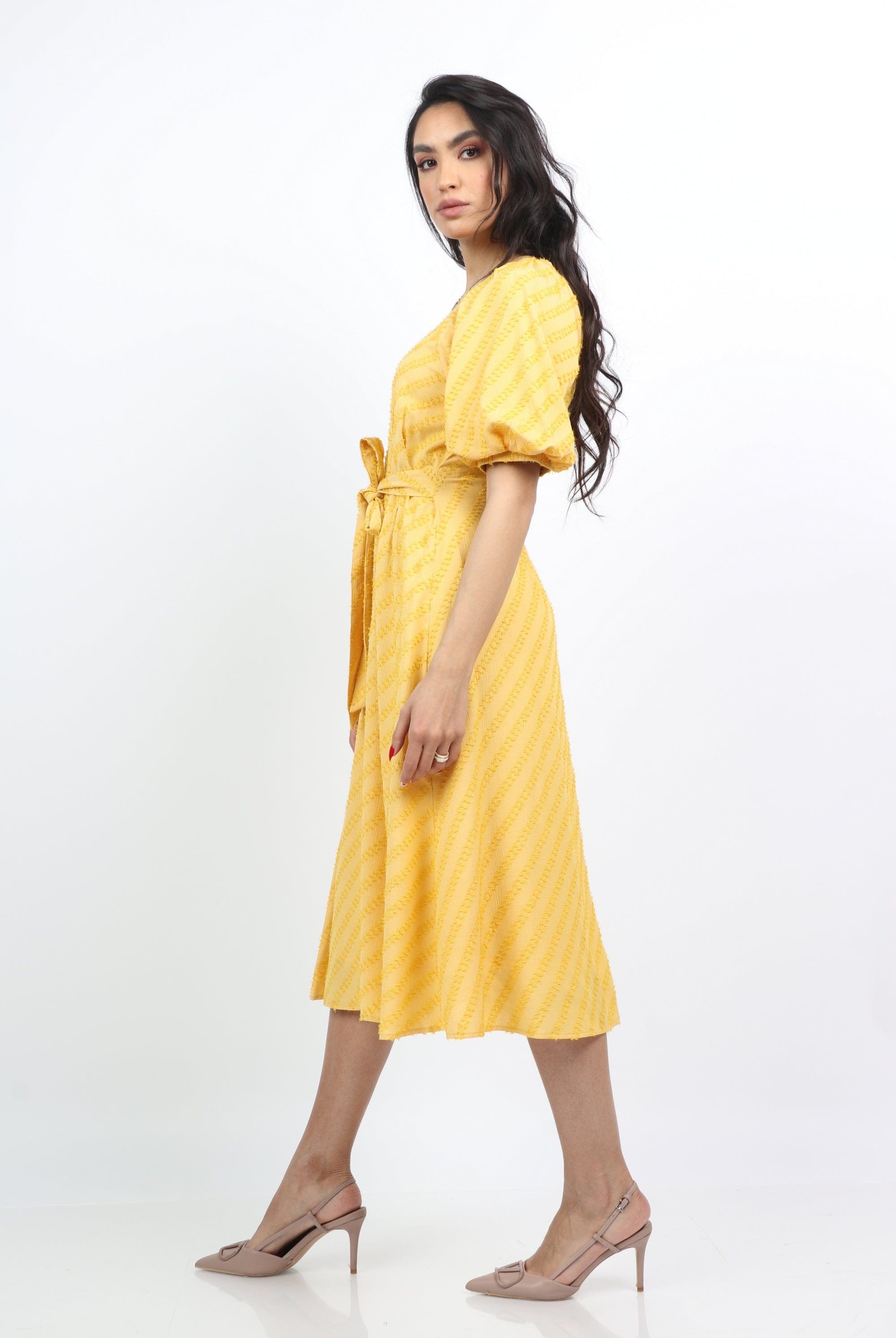 ميكا فستان ميدي بربطة على الوسط كم بف قصير