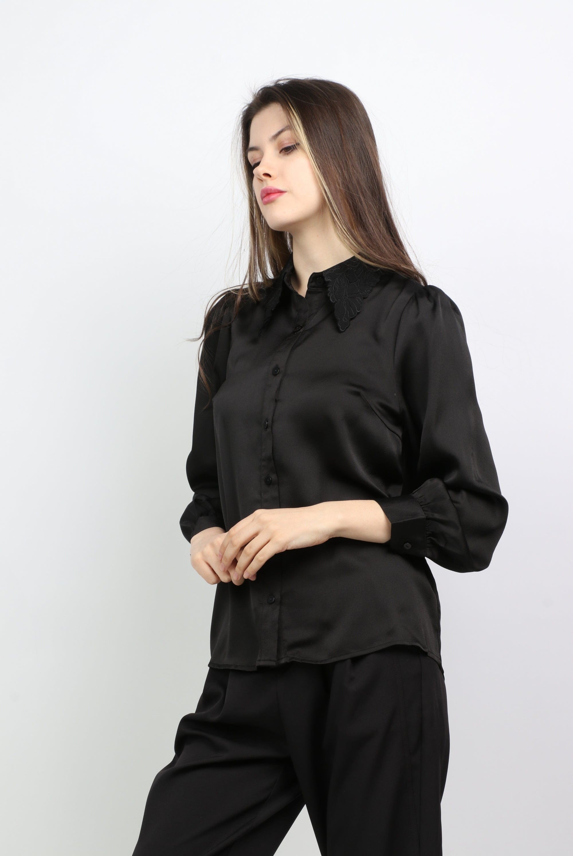 ميكا قميص سادة بأزرار أمامية بياقة دانتيل وكم طويل