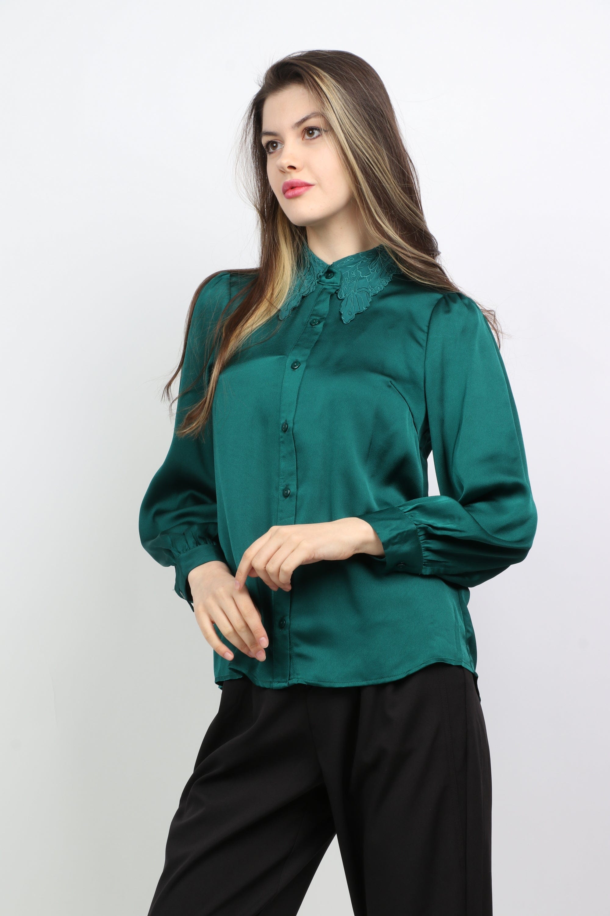 ميكا قميص سادة بأزرار أمامية بياقة دانتيل وكم طويل